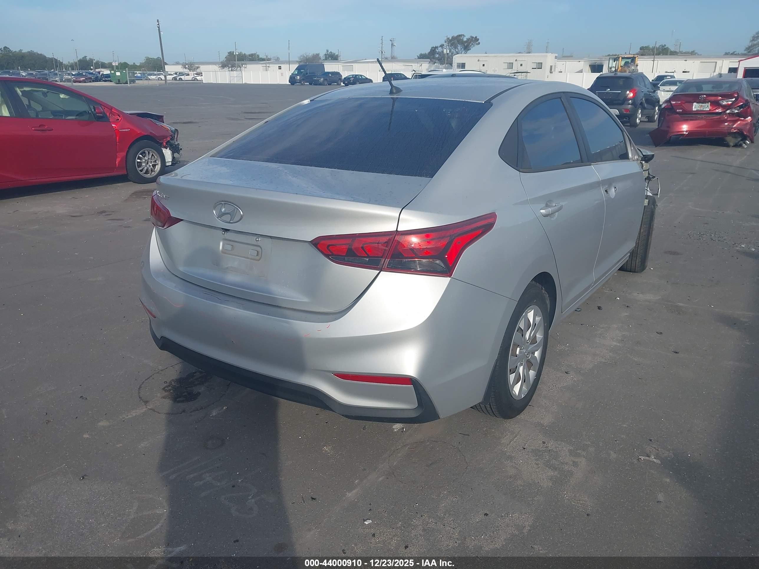 HYUNDAI ACCENT image 4