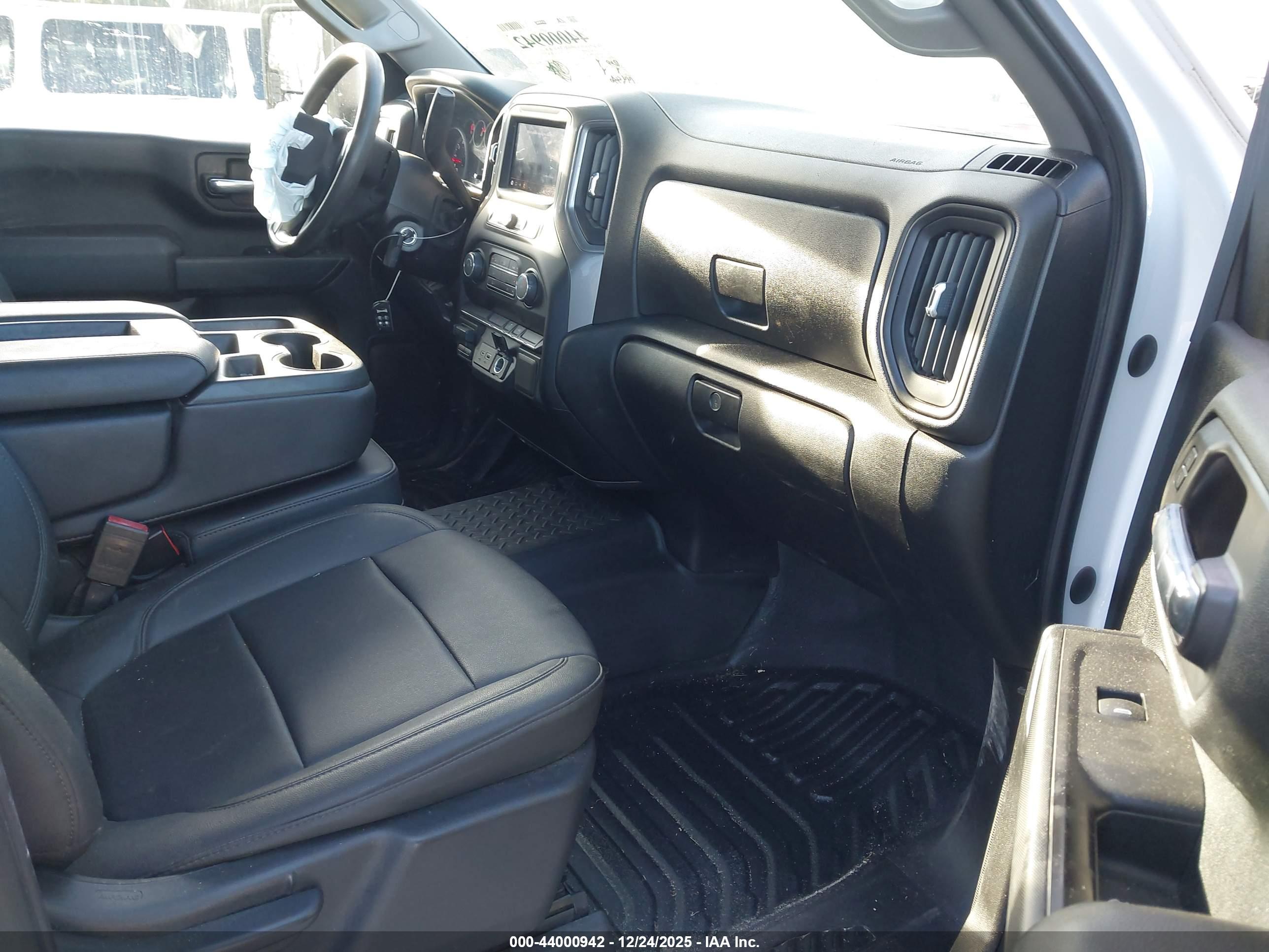 CHEVROLET SILVERADO image 5