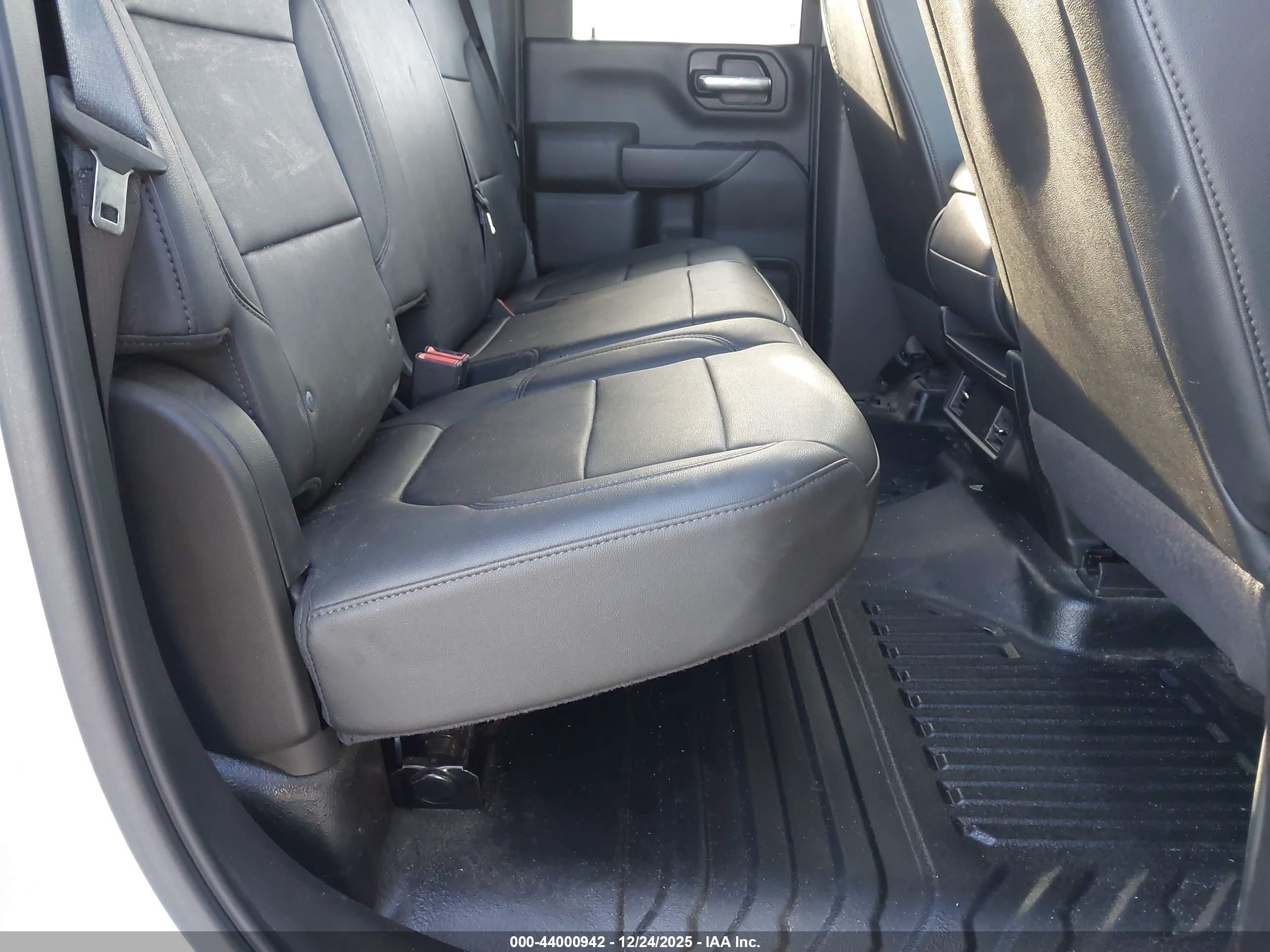 CHEVROLET SILVERADO image 8