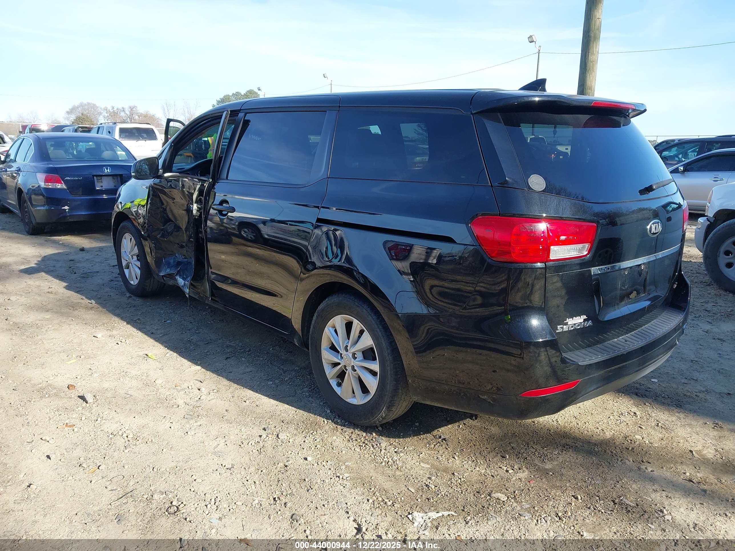 KIA SEDONA image 3