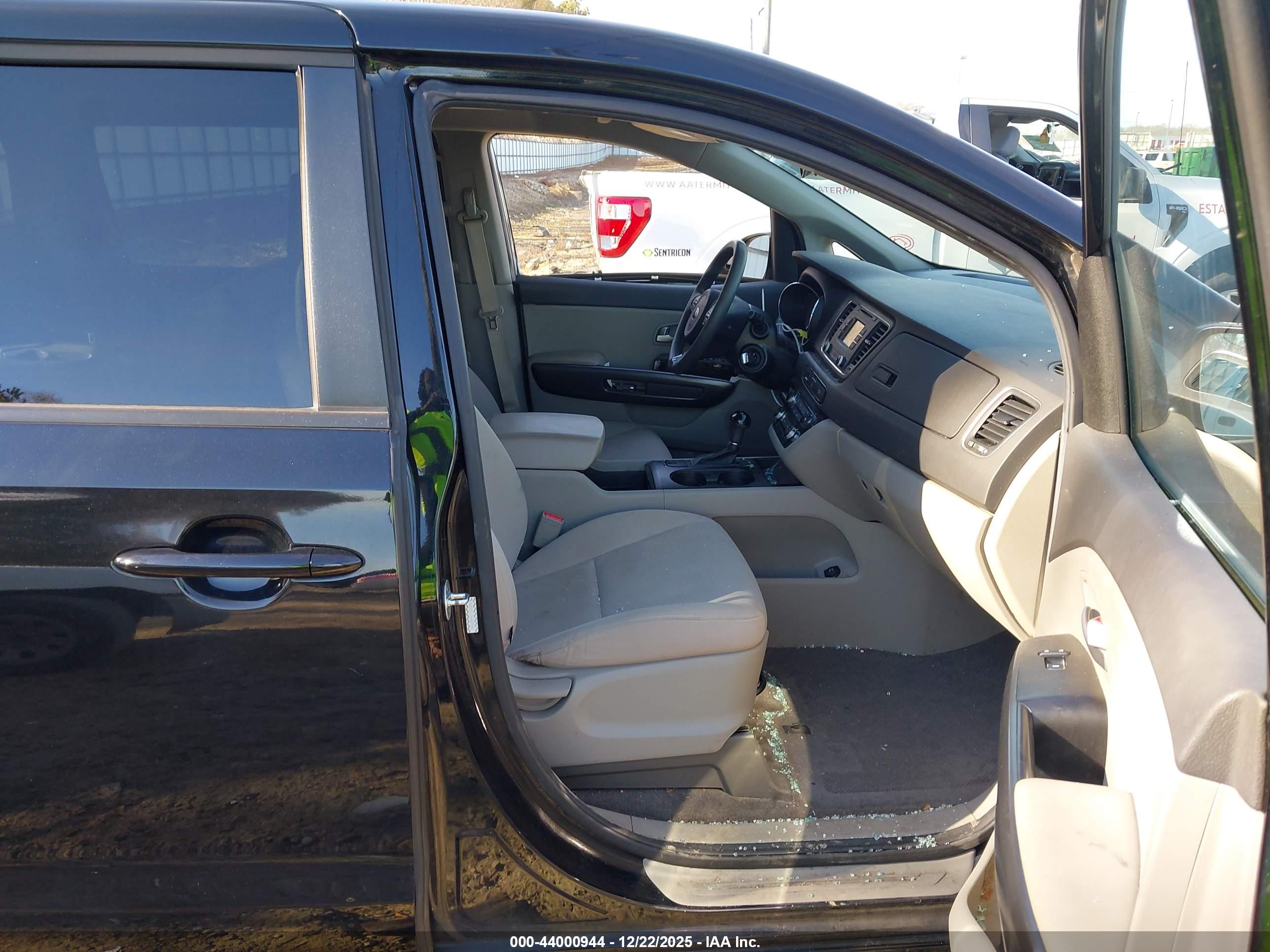 KIA SEDONA image 5
