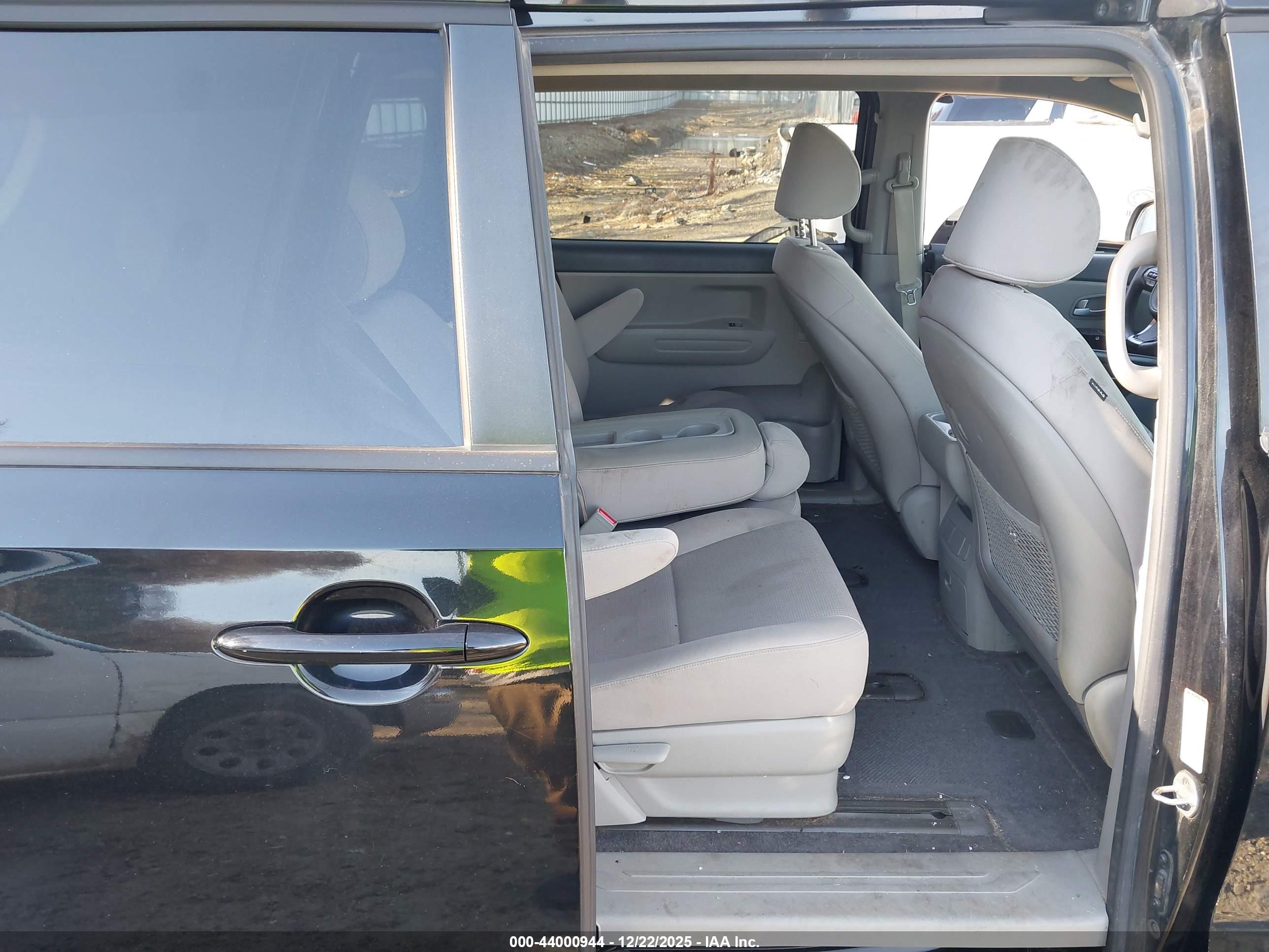 KIA SEDONA image 8