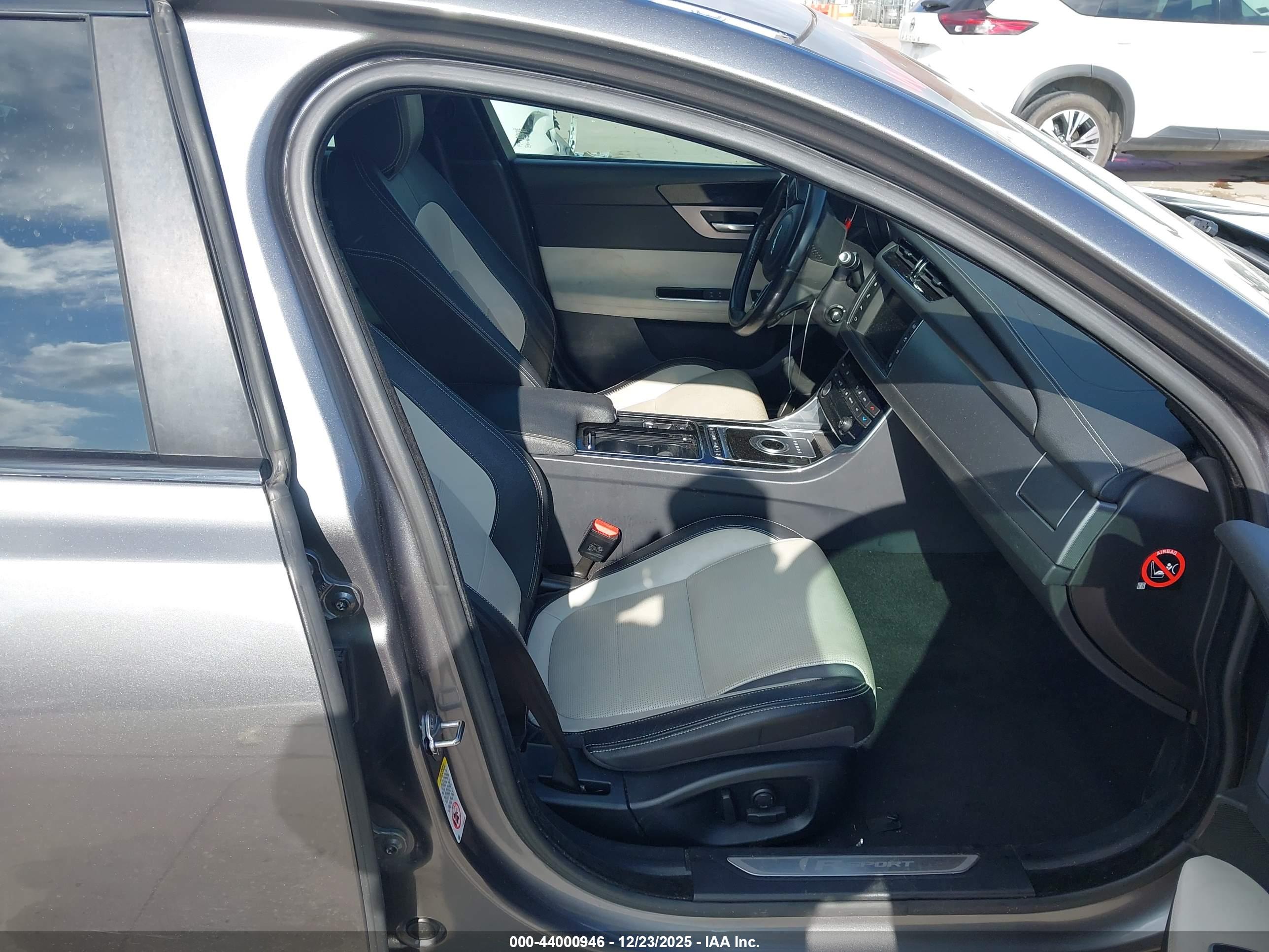 JAGUAR XF image 5