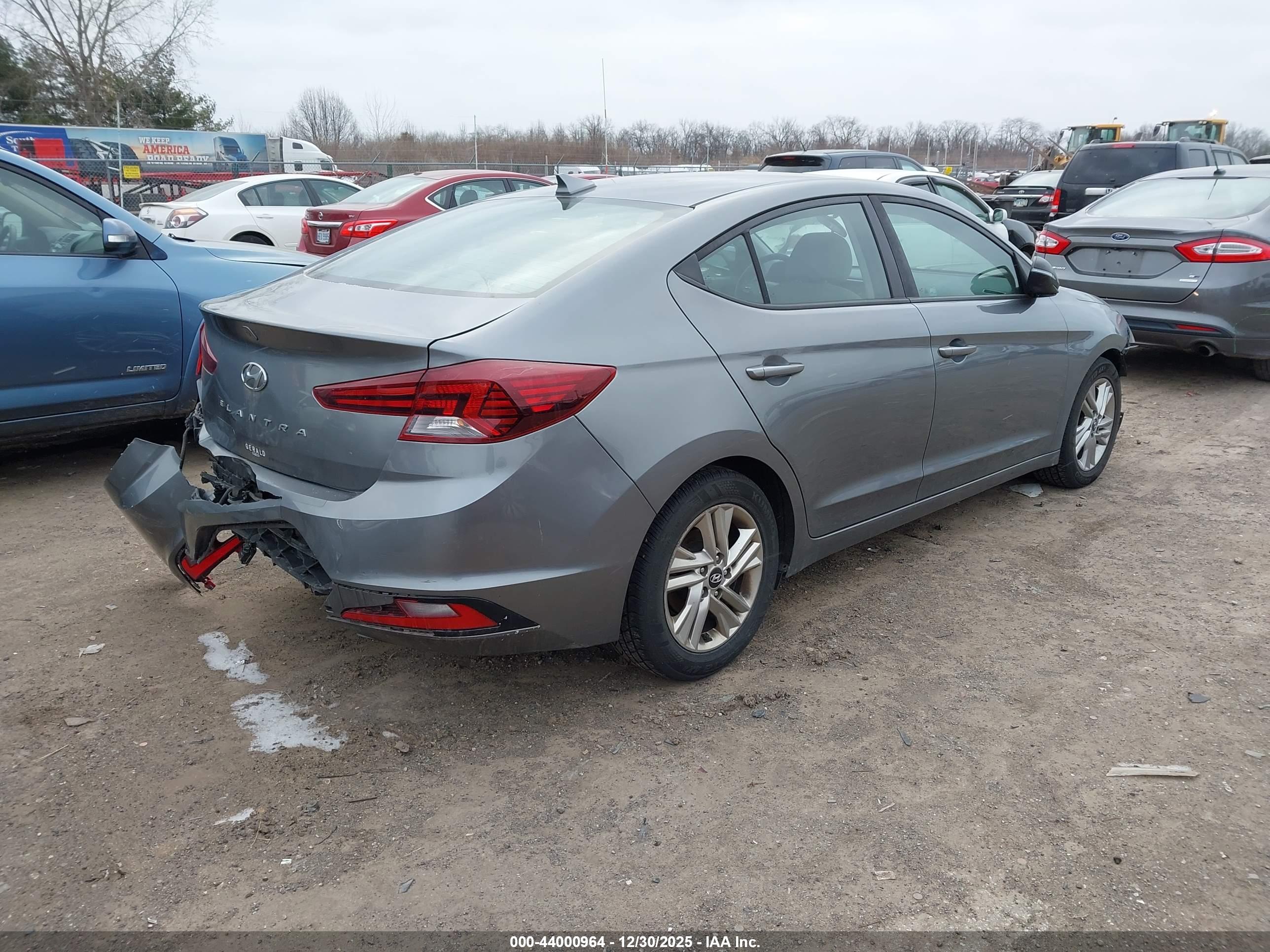 HYUNDAI ELANTRA image 4