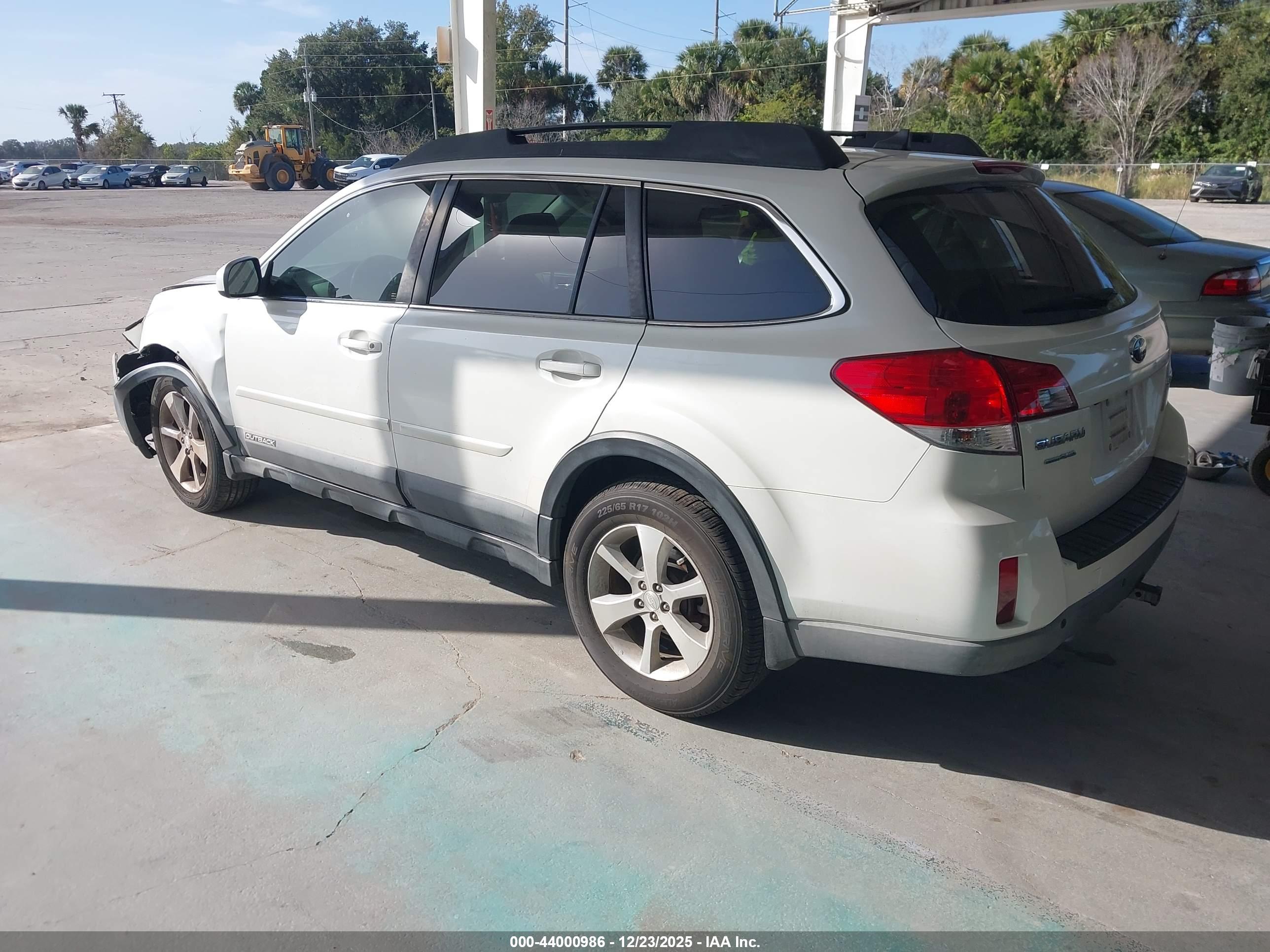 SUBARU OUTBACK image 3