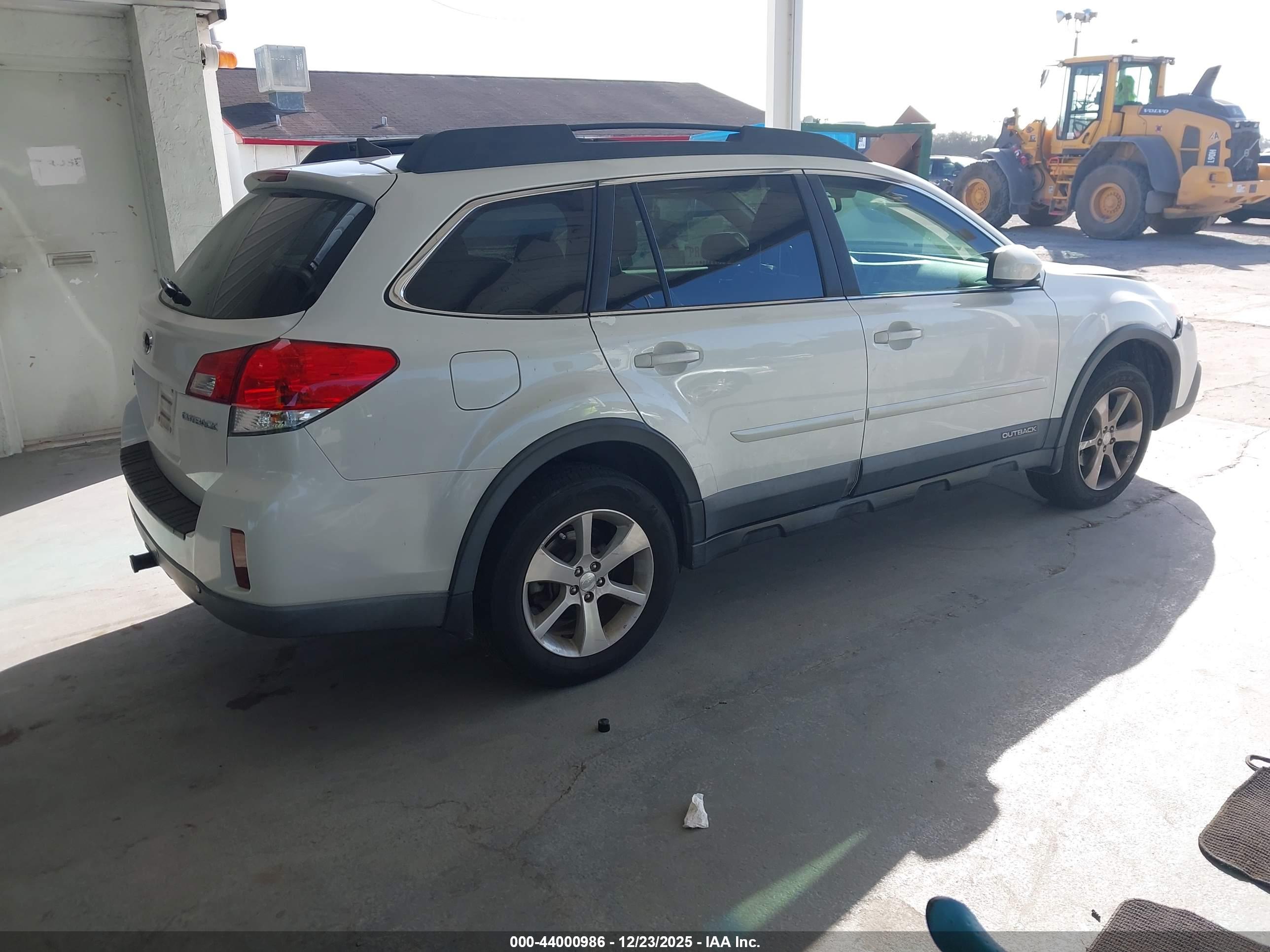 SUBARU OUTBACK image 4