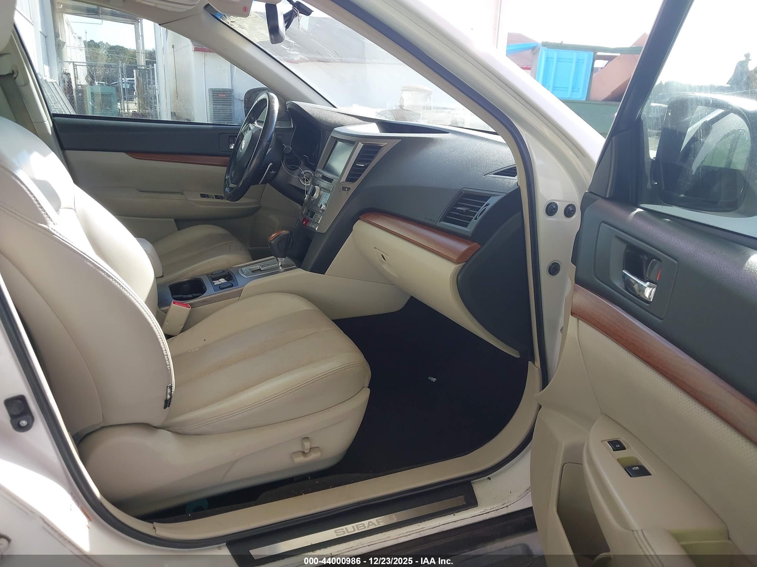 SUBARU OUTBACK image 5