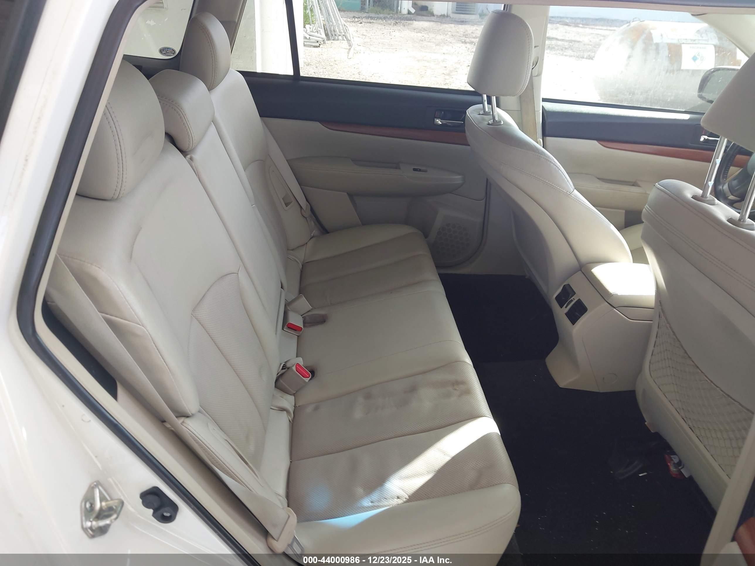 SUBARU OUTBACK image 8