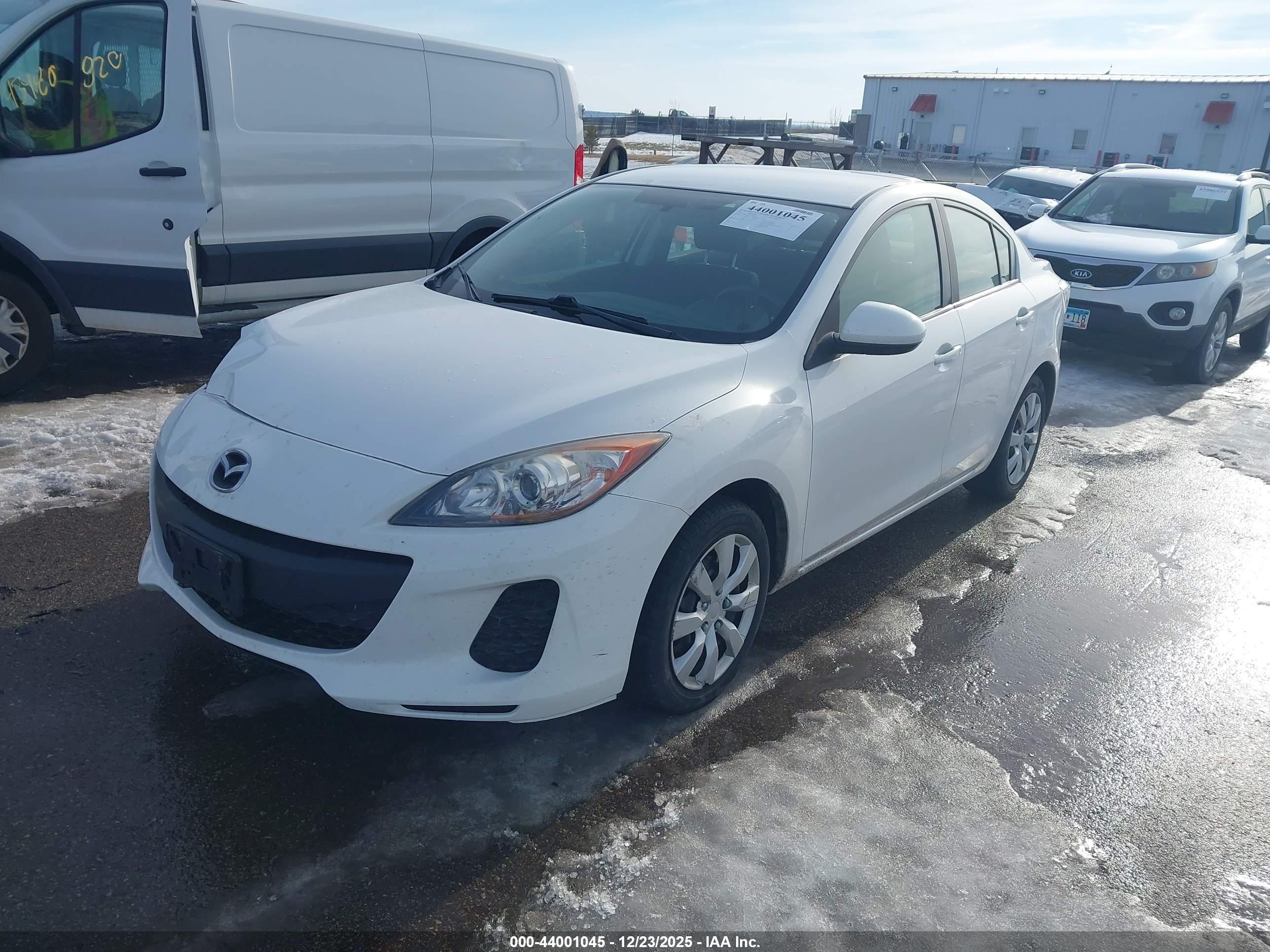 MAZDA MAZDA3 image 2