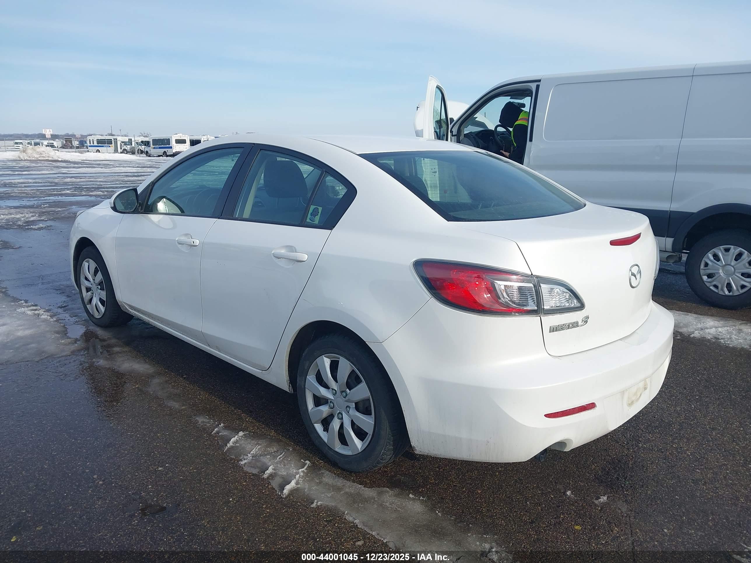 MAZDA MAZDA3 image 3