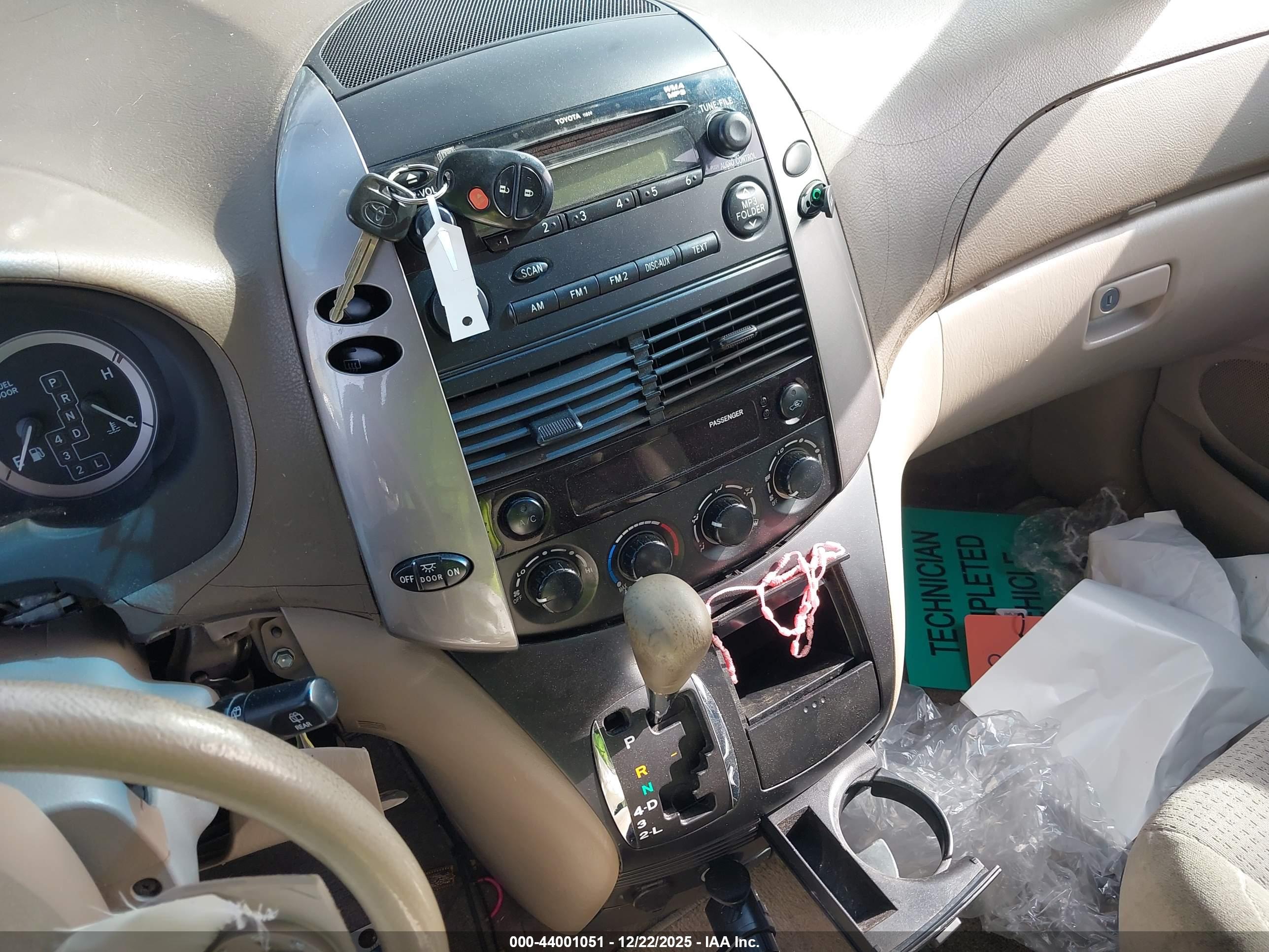 TOYOTA SIENNA image 11