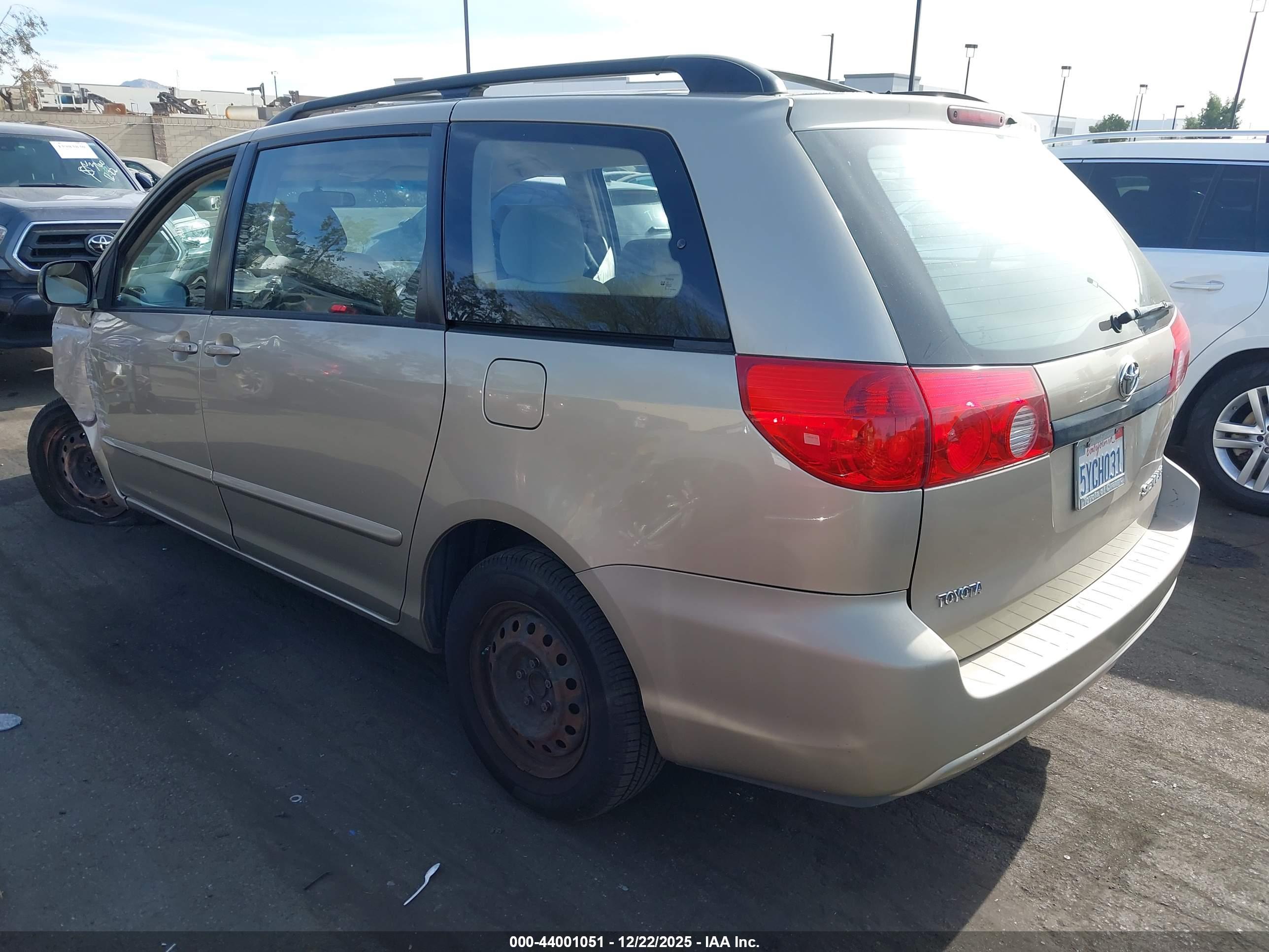 TOYOTA SIENNA image 3