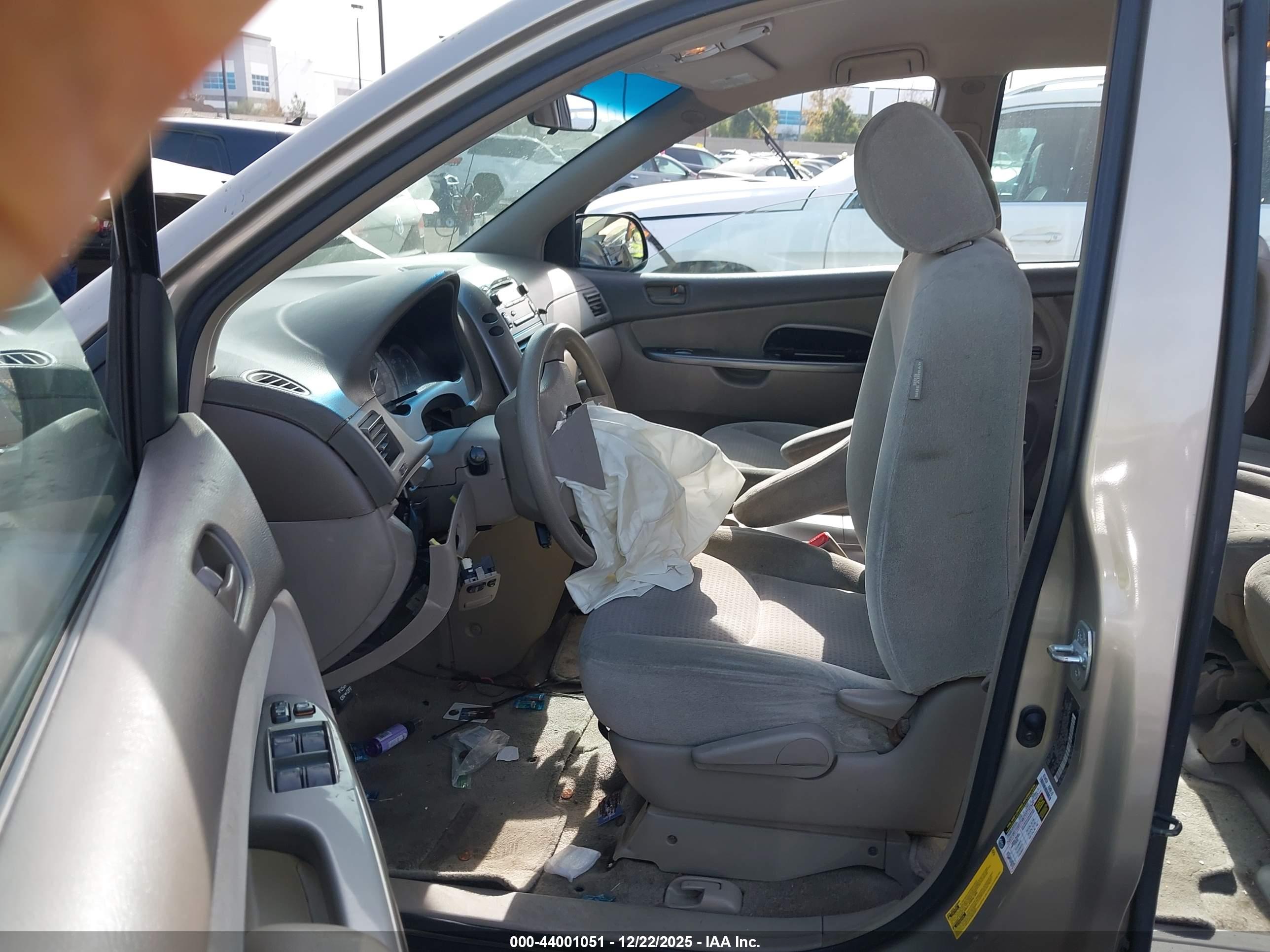 TOYOTA SIENNA image 5