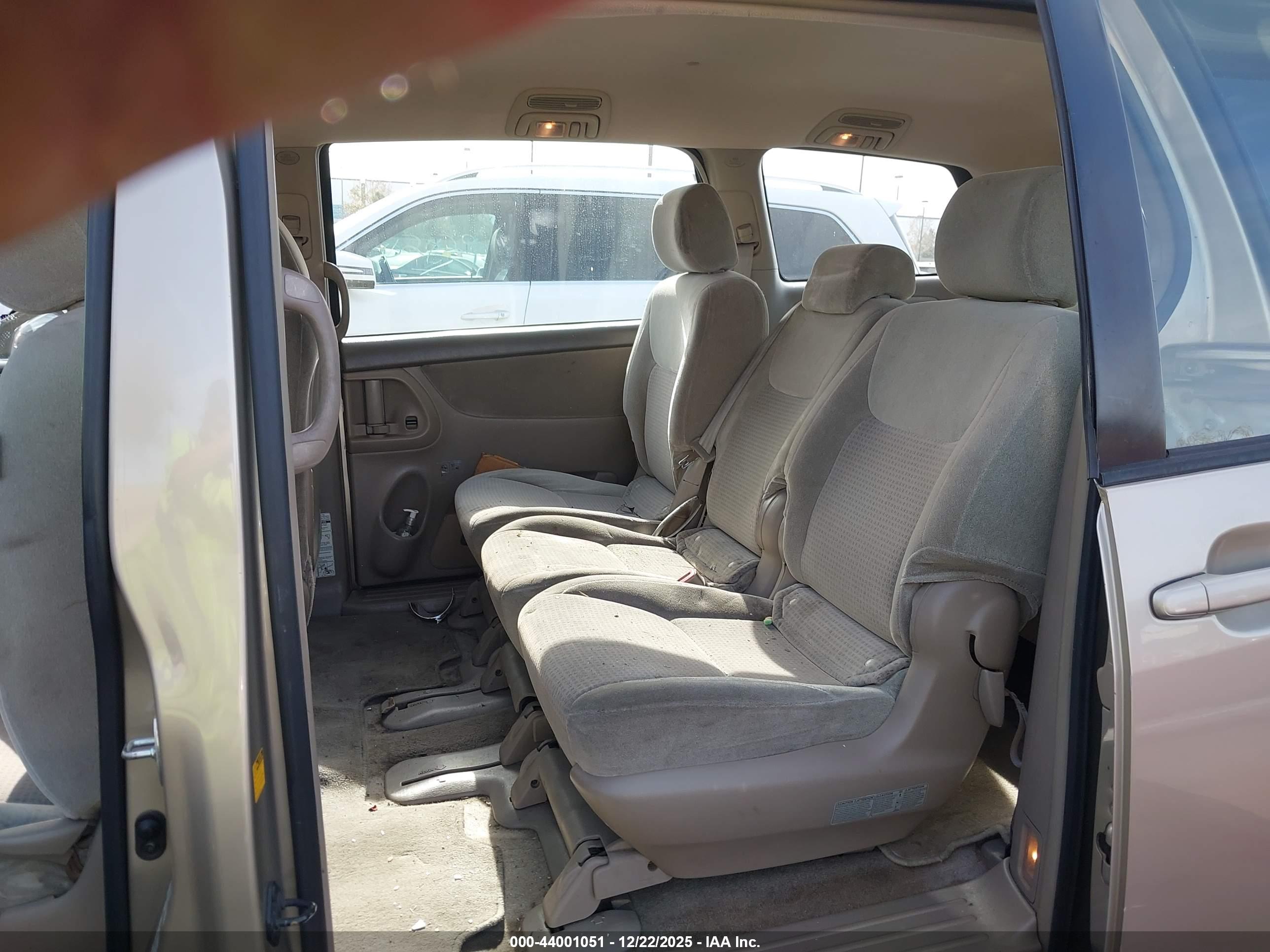 TOYOTA SIENNA image 8