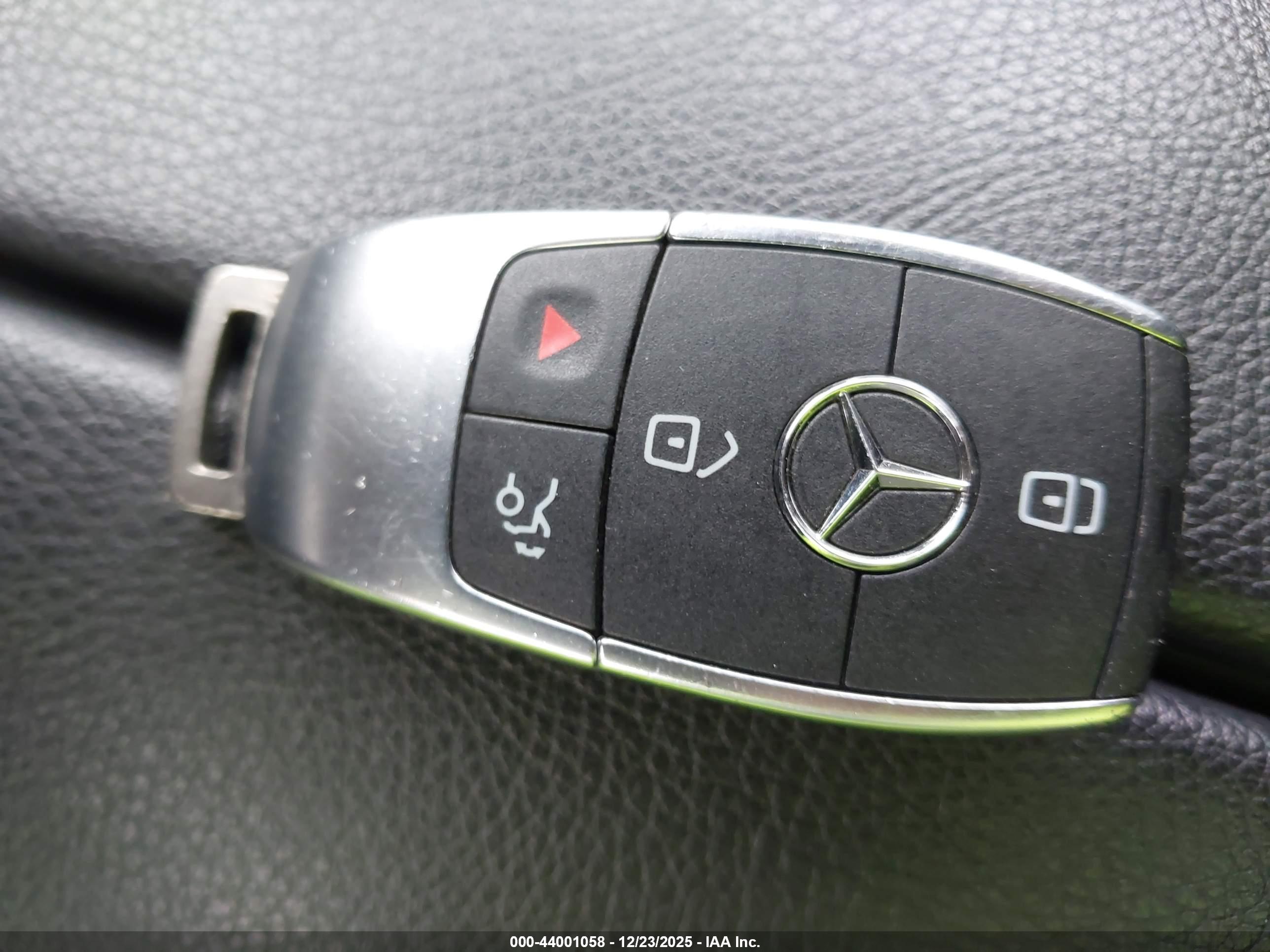 MERCEDES-BENZ GLB image 11
