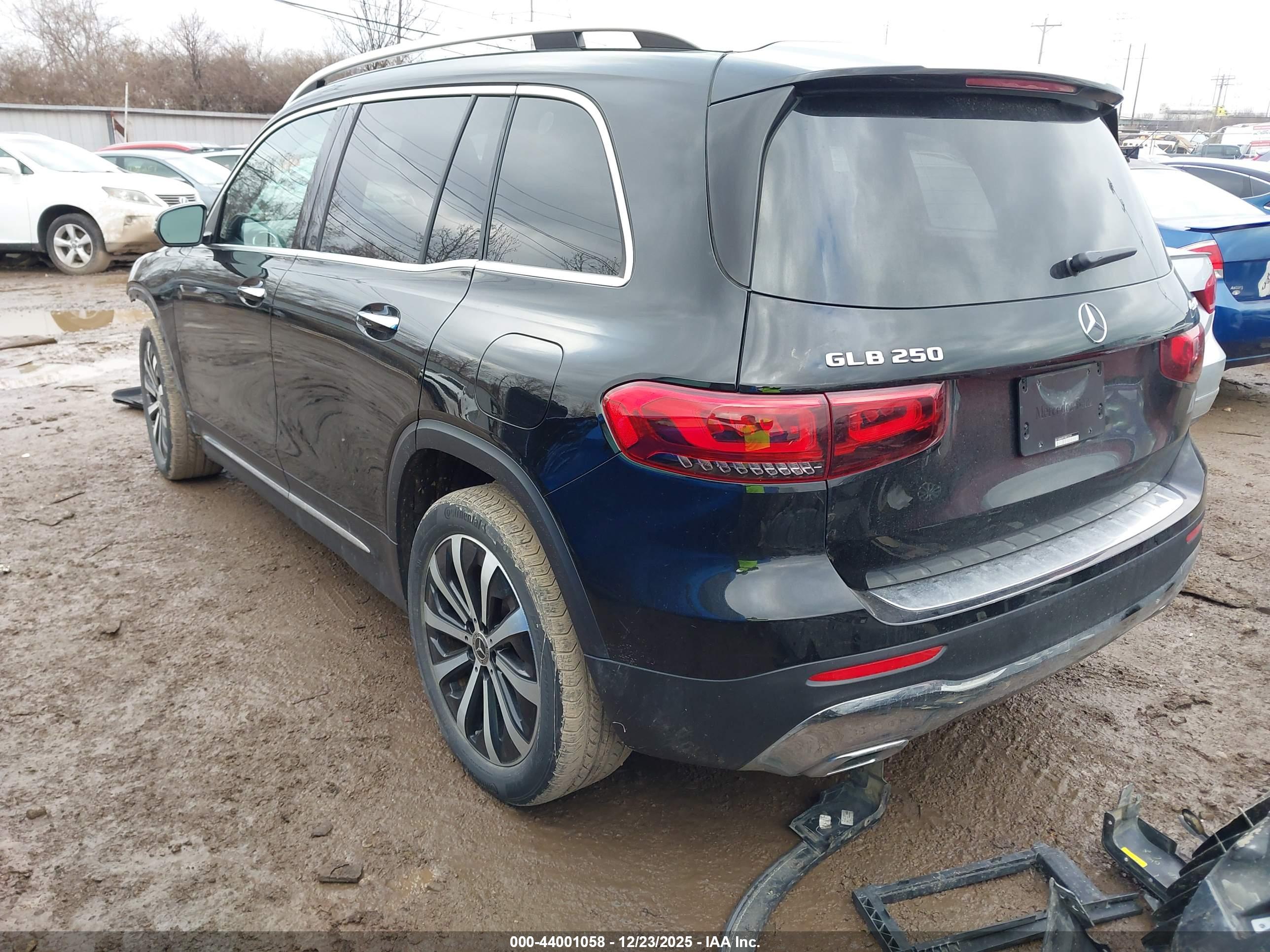 MERCEDES-BENZ GLB image 3