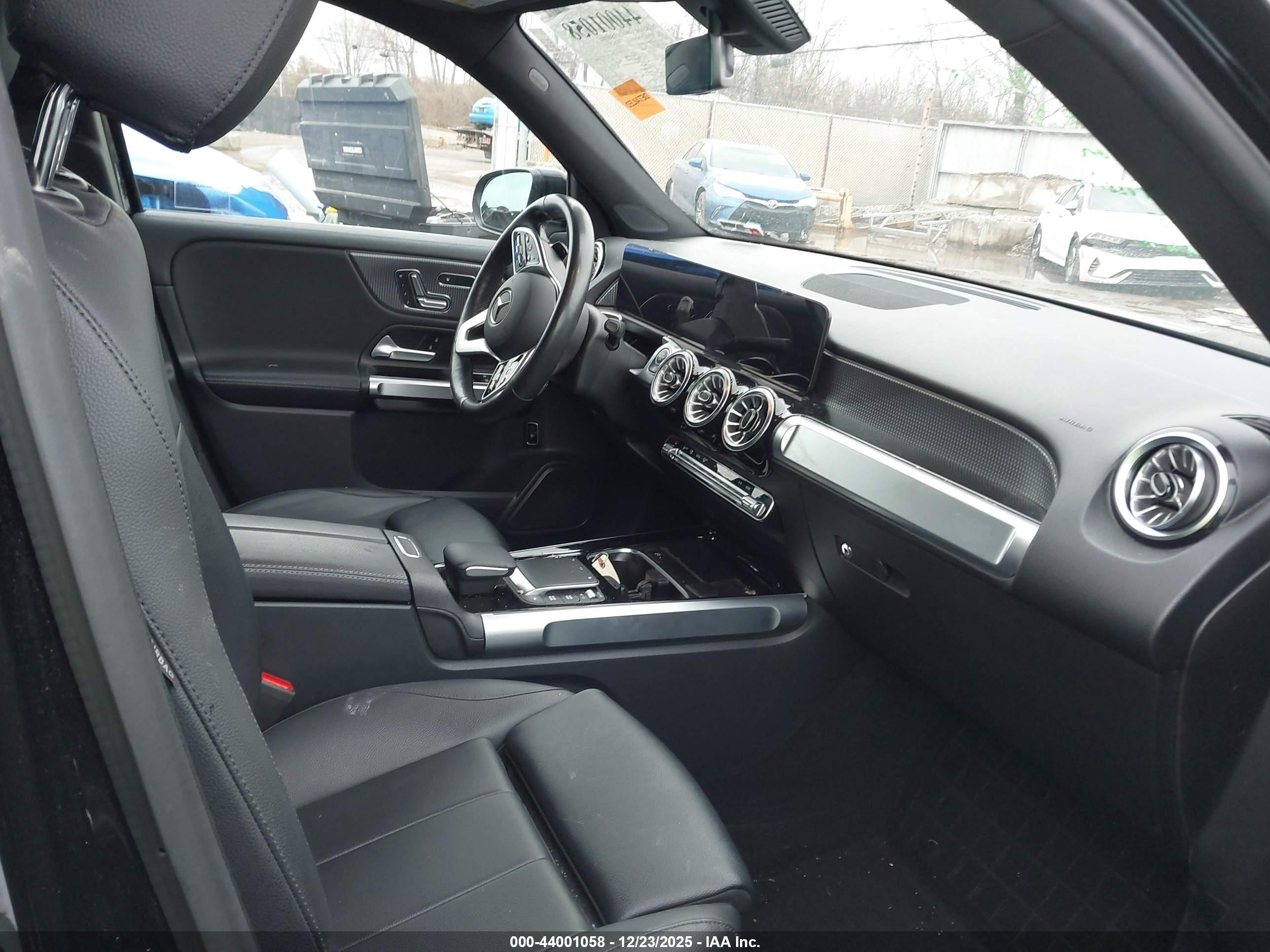 MERCEDES-BENZ GLB image 5