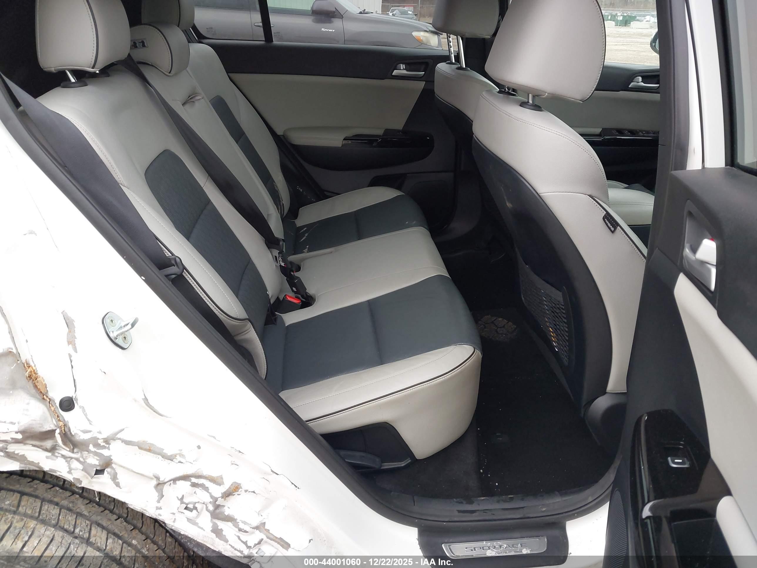 KIA SPORTAGE image 8