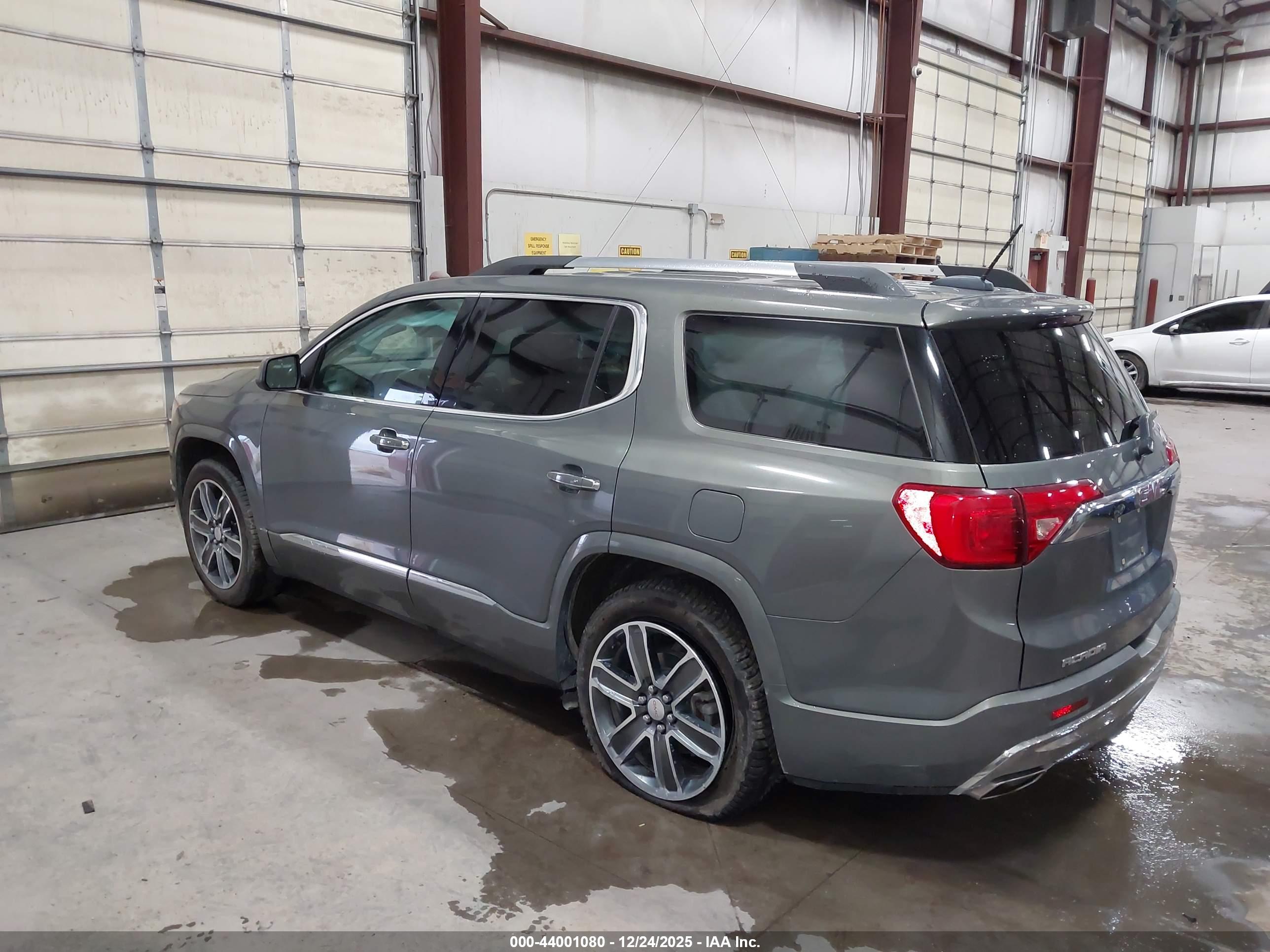 GMC ACADIA image 3