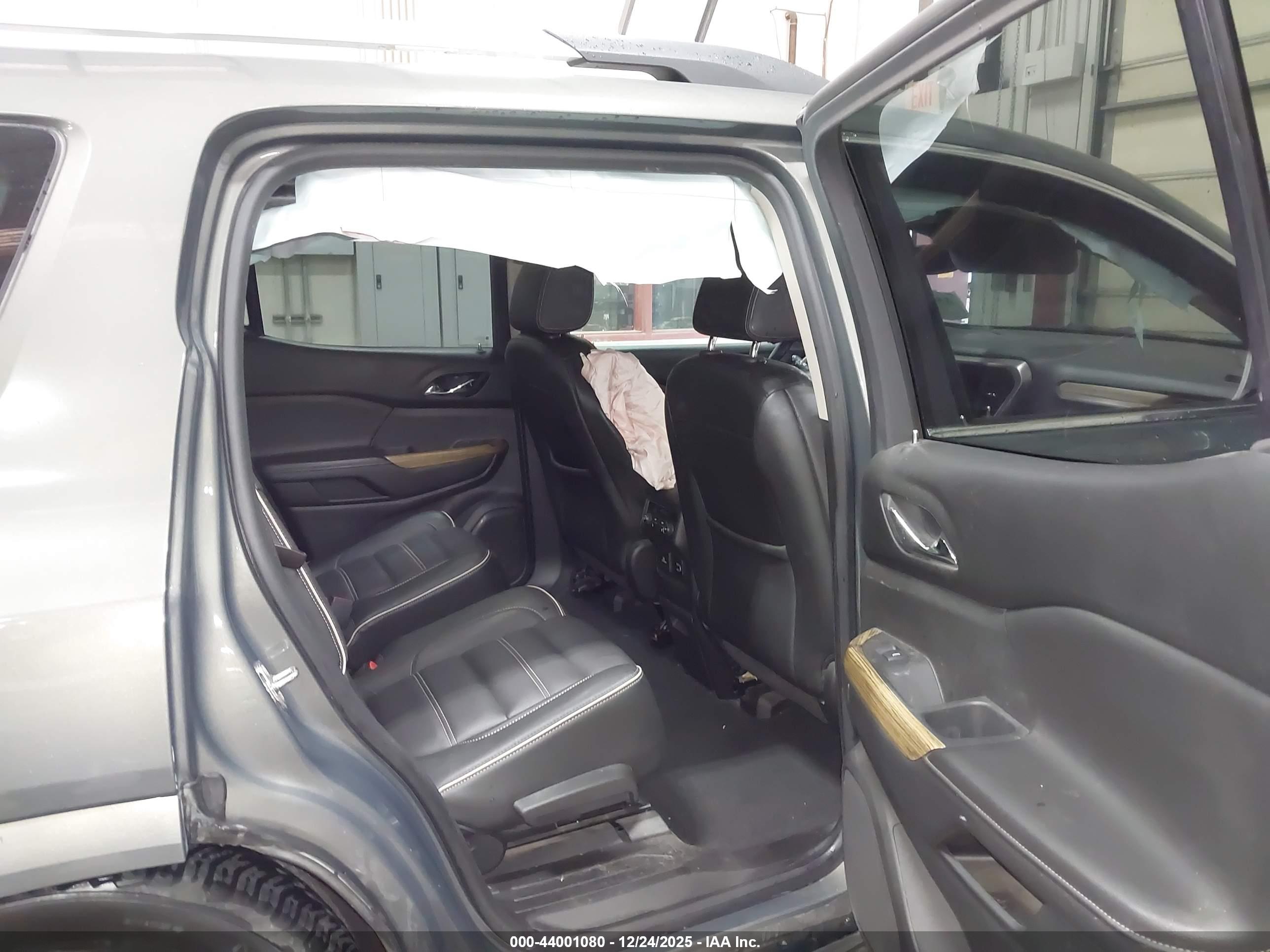 GMC ACADIA image 8