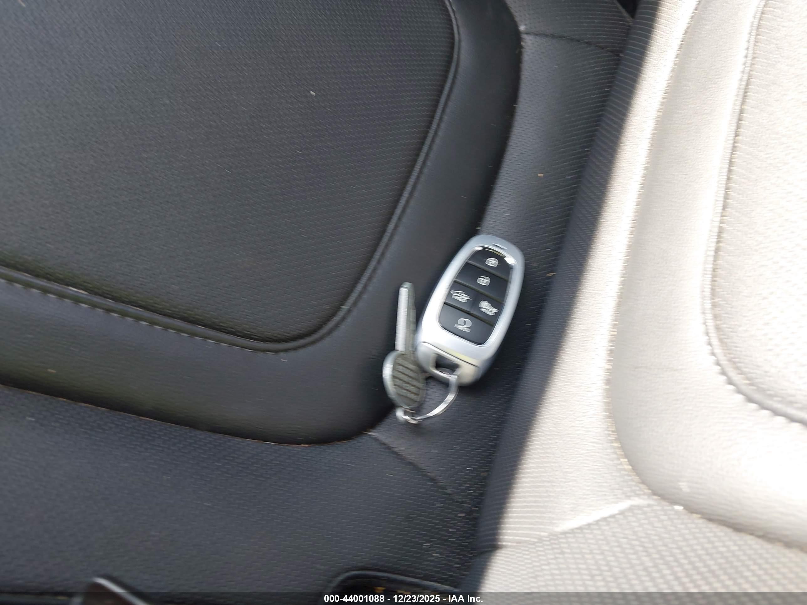 HYUNDAI SANTA image 11