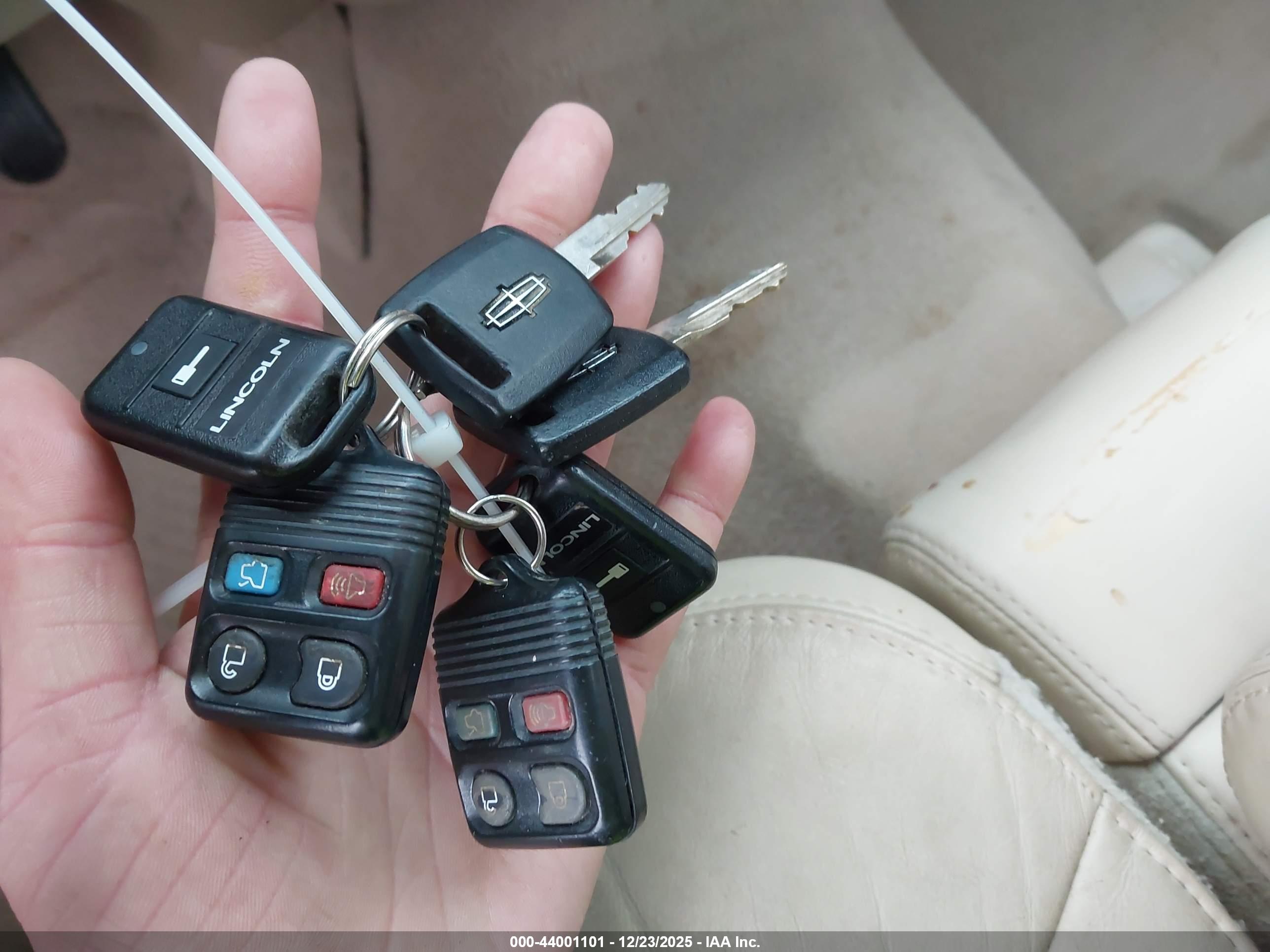 LINCOLN TOWN image 11