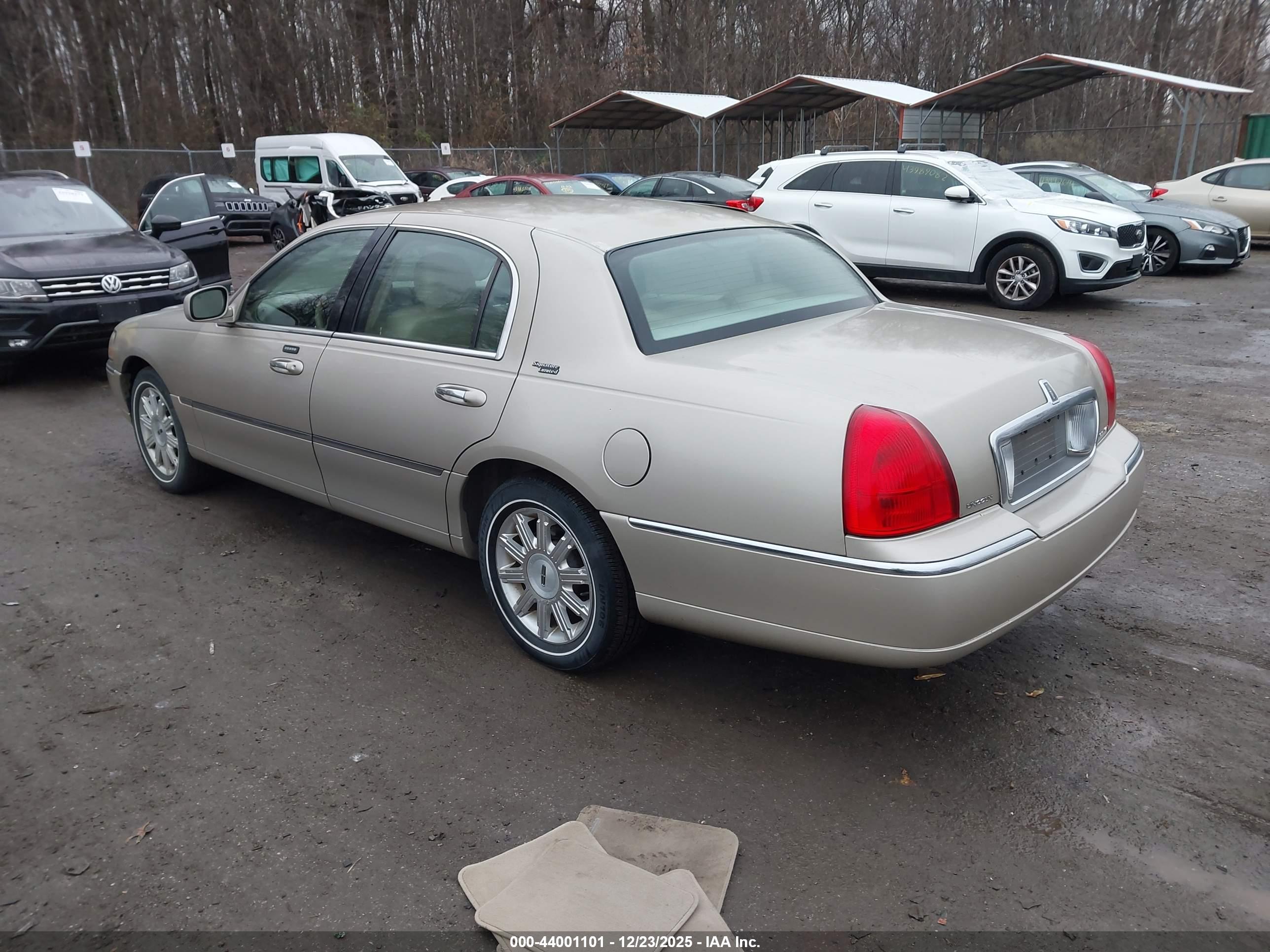 LINCOLN TOWN image 3