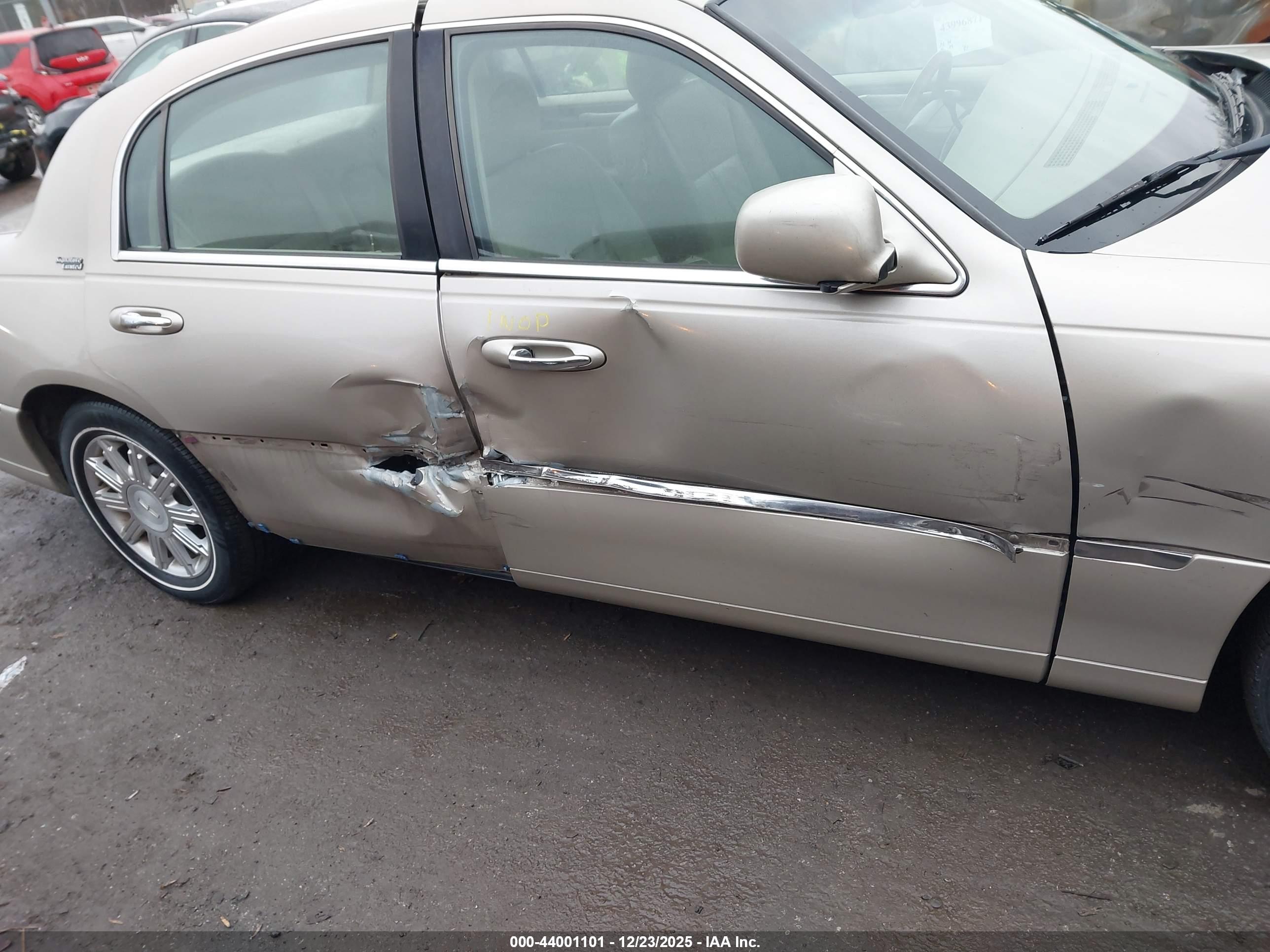 LINCOLN TOWN image 6