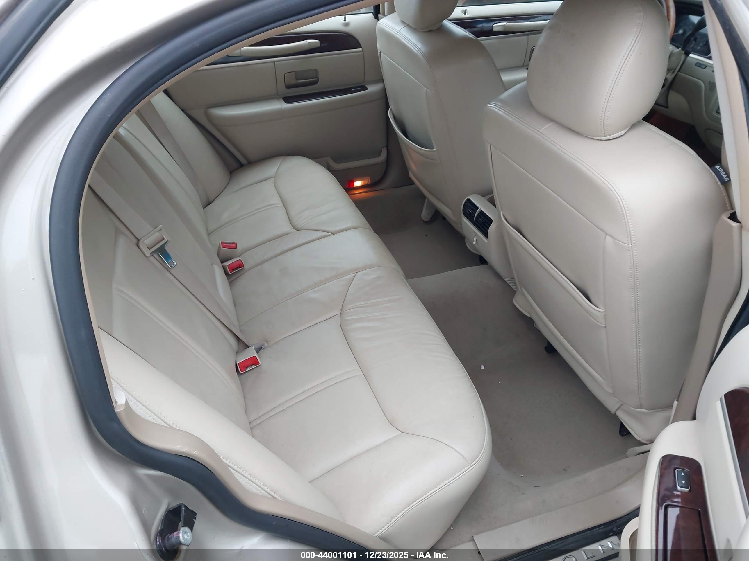LINCOLN TOWN image 8