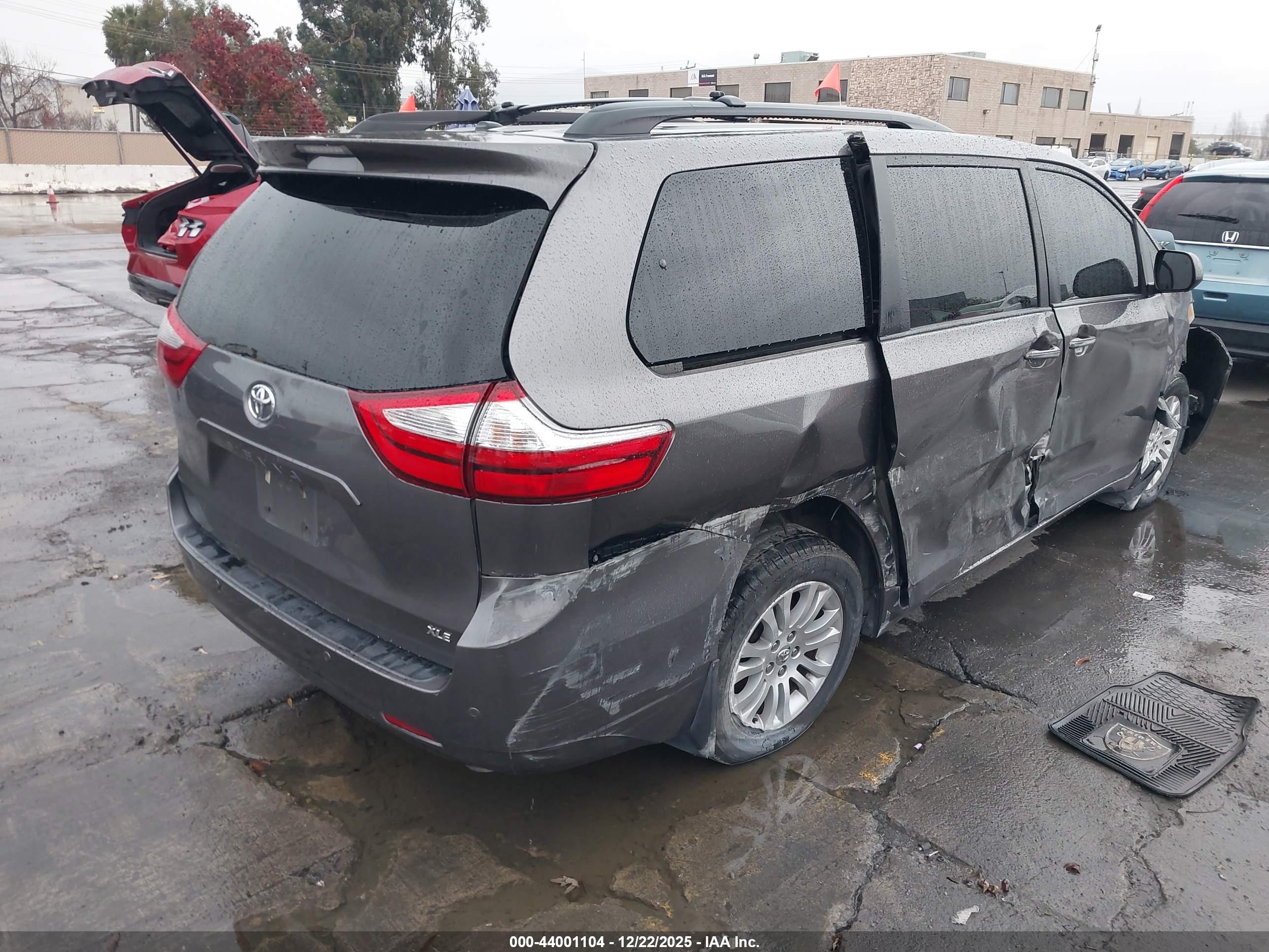 TOYOTA SIENNA image 4