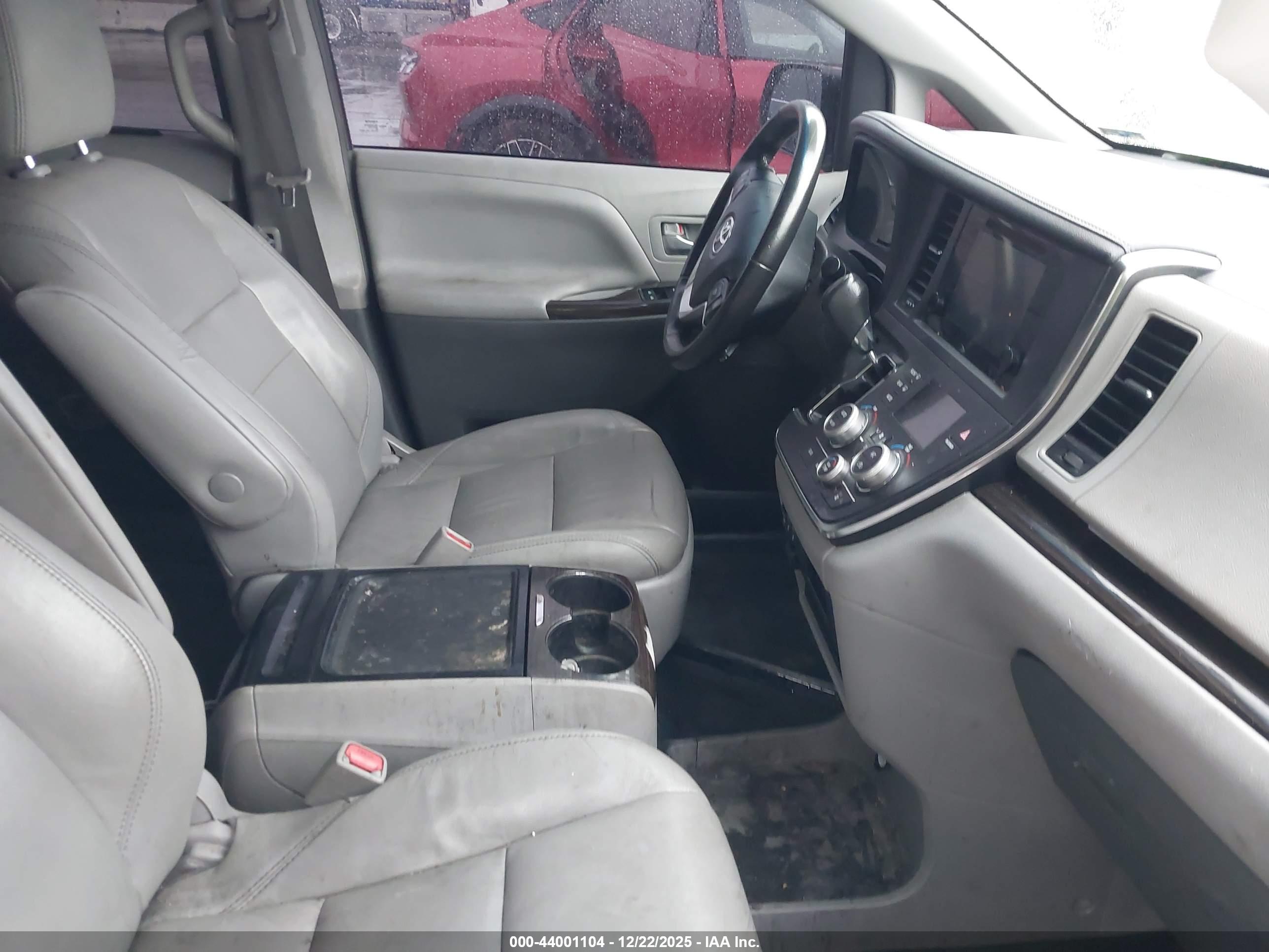 TOYOTA SIENNA image 5