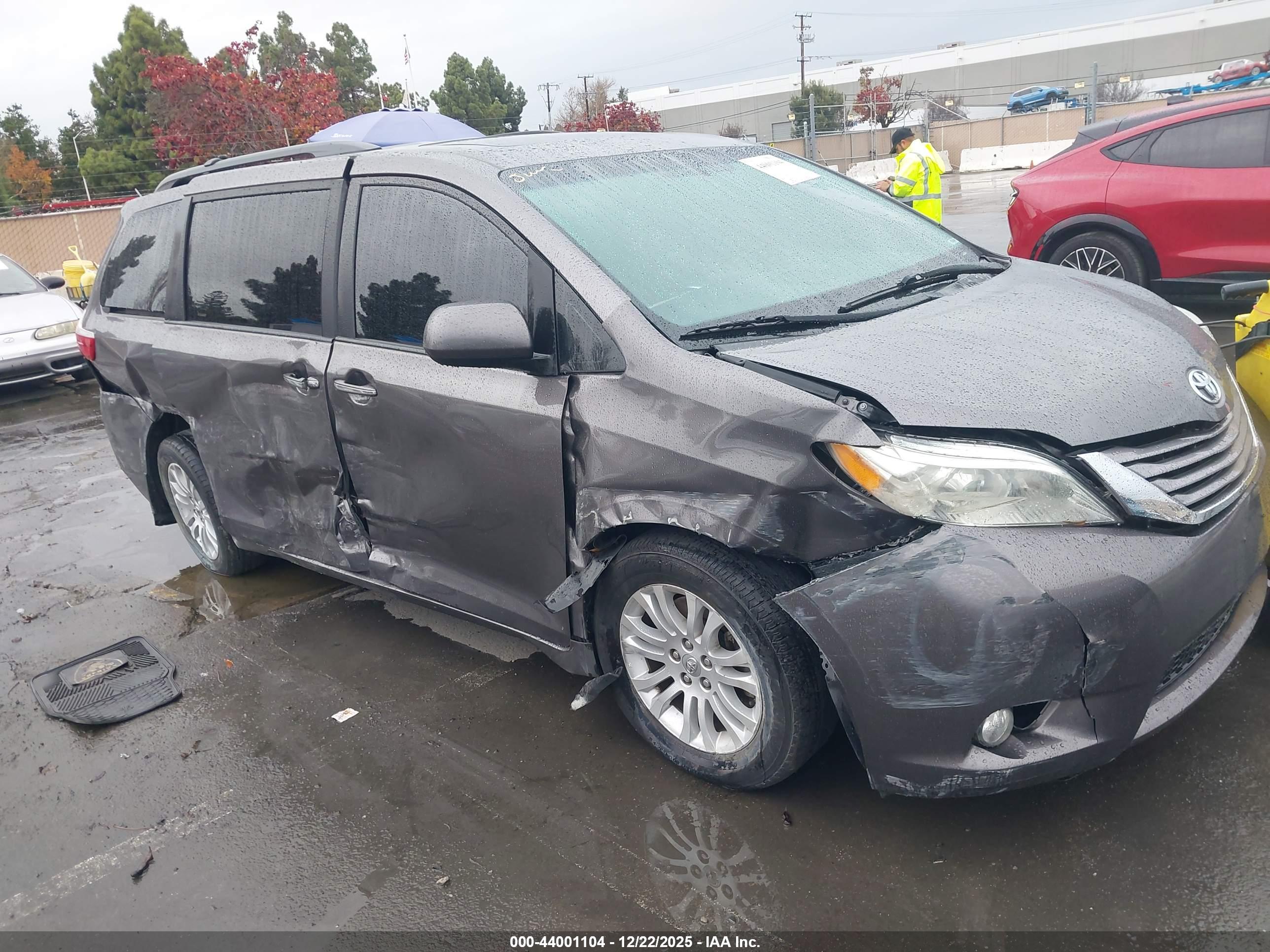 TOYOTA SIENNA image 6