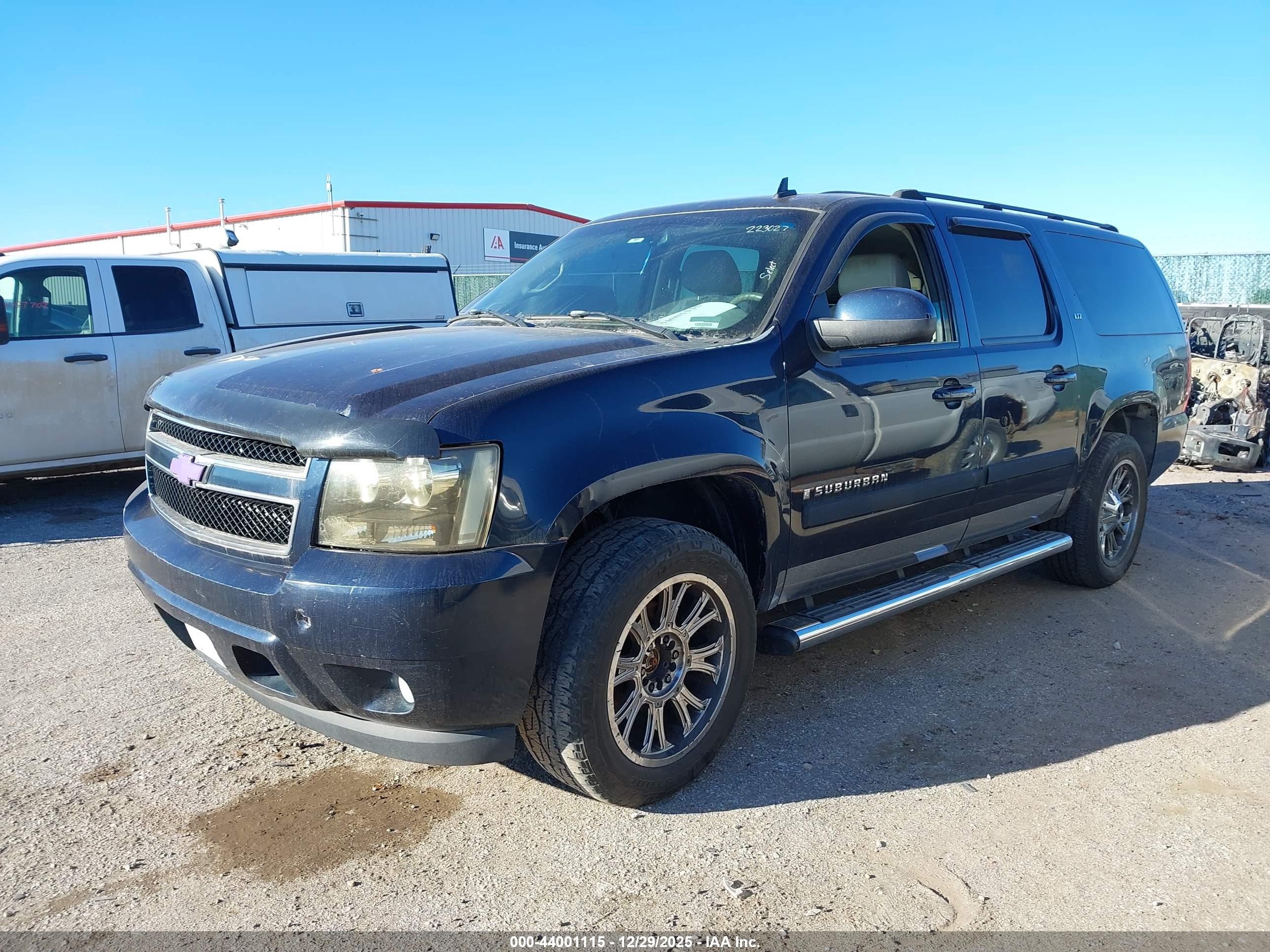 CHEVROLET SUBURBAN image 2