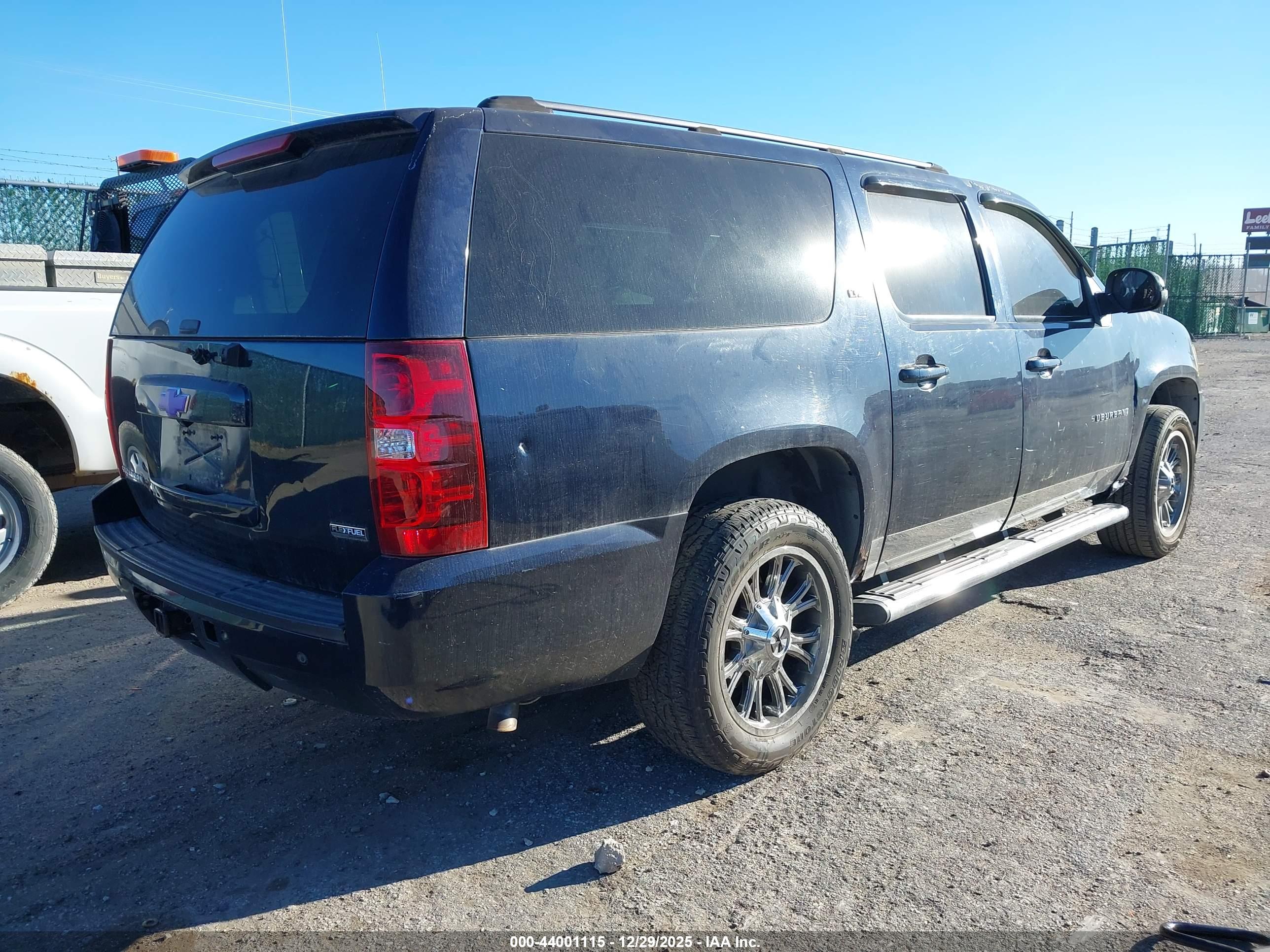 CHEVROLET SUBURBAN image 4