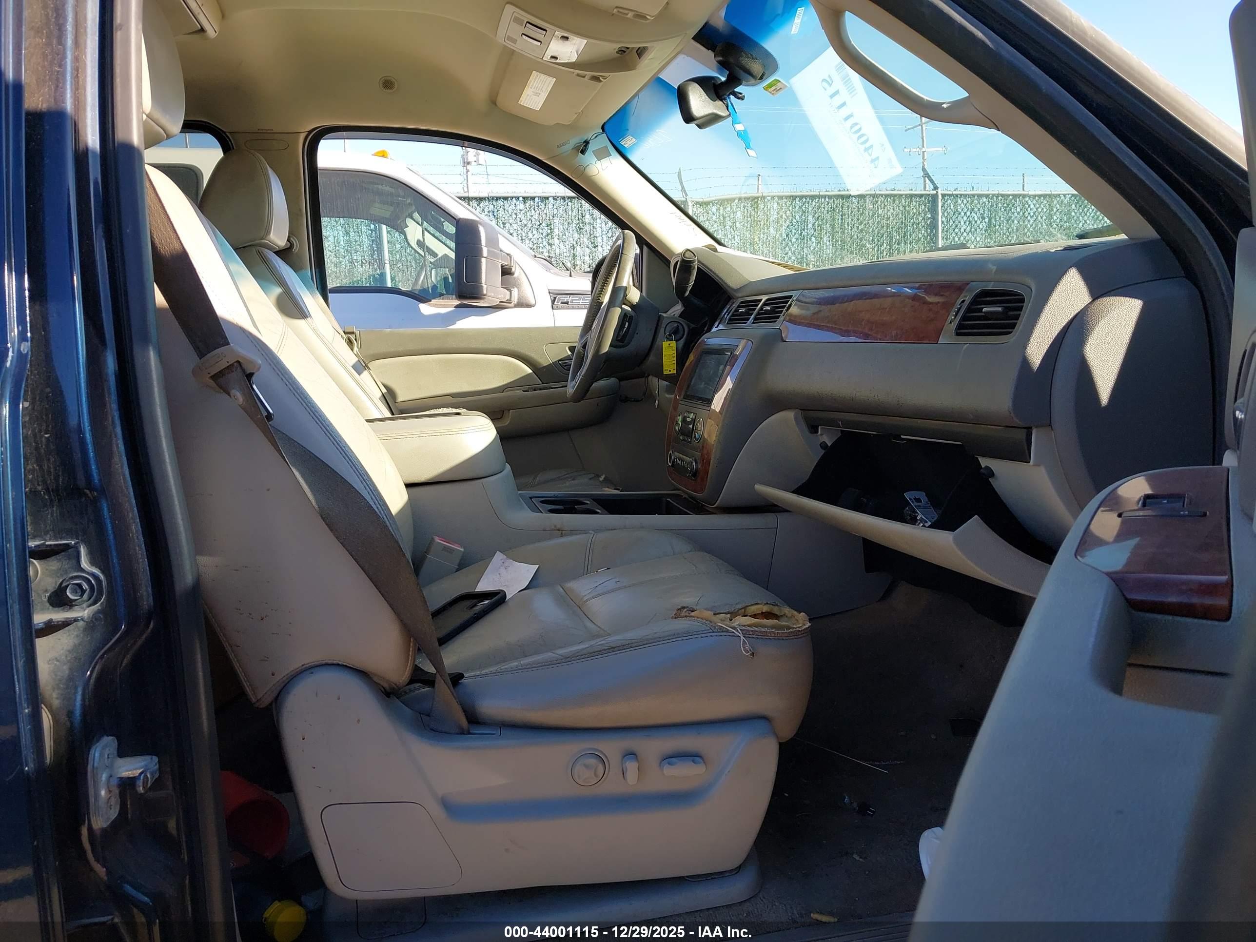 CHEVROLET SUBURBAN image 5