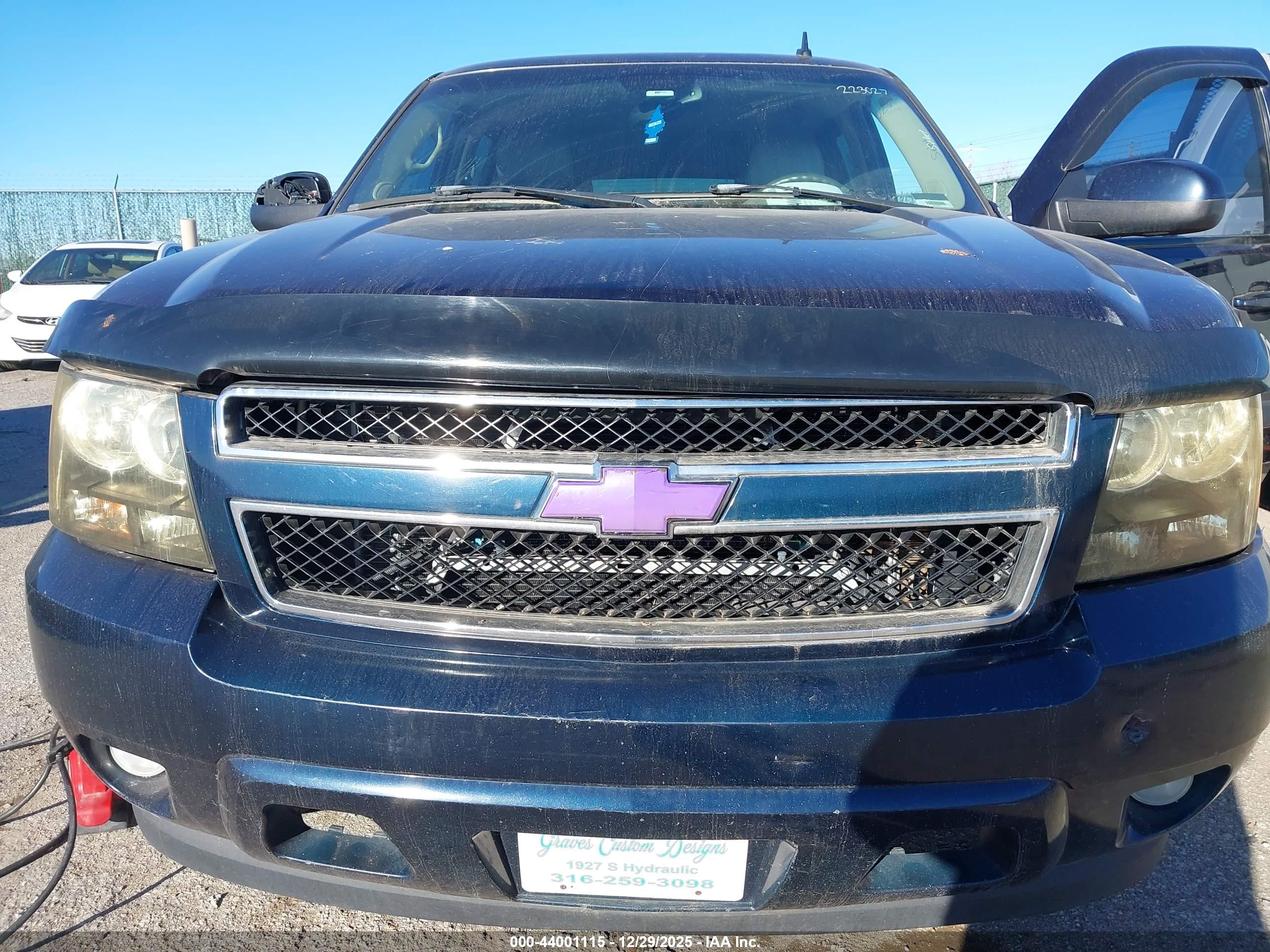 CHEVROLET SUBURBAN image 6