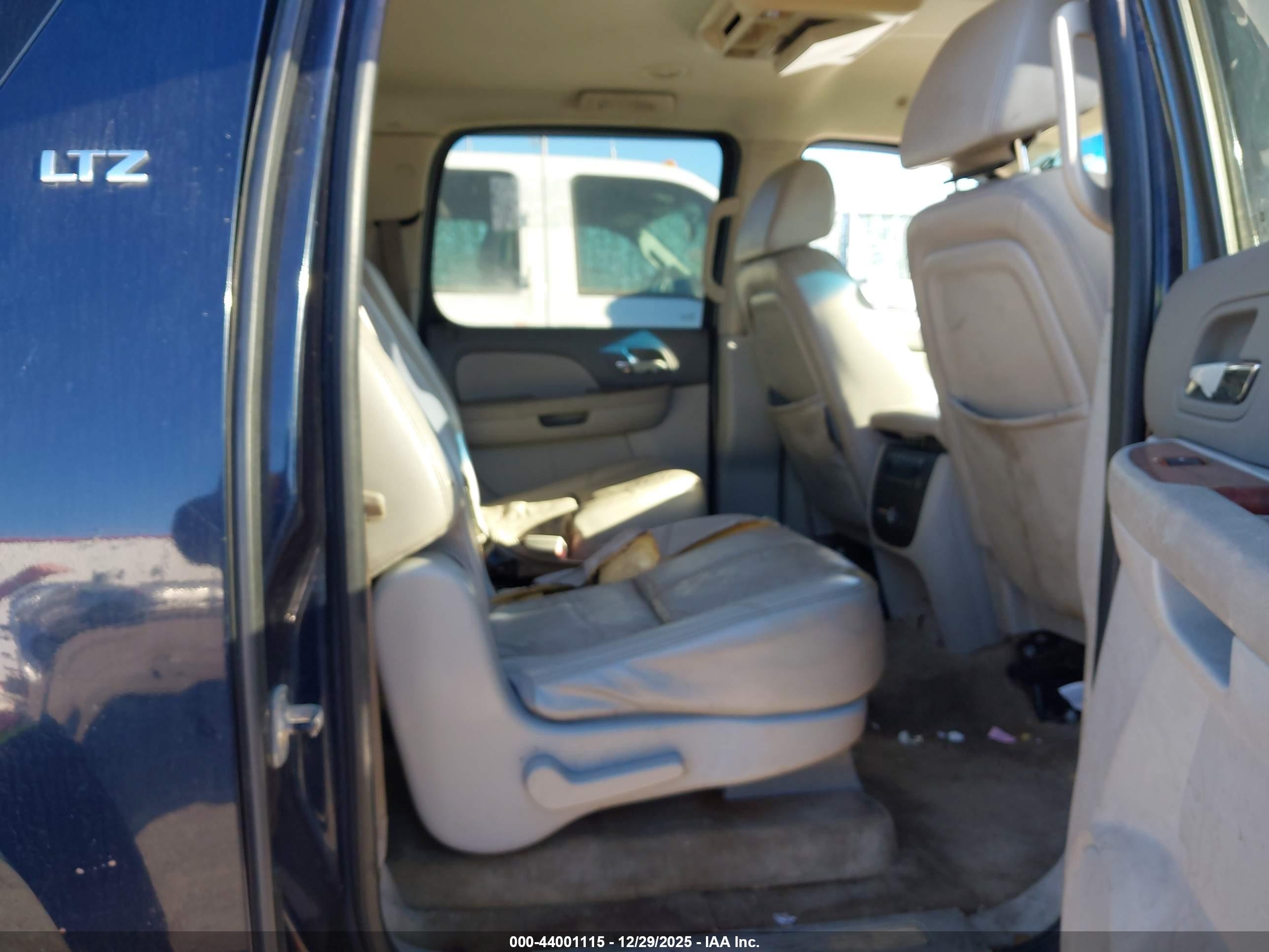 CHEVROLET SUBURBAN image 8