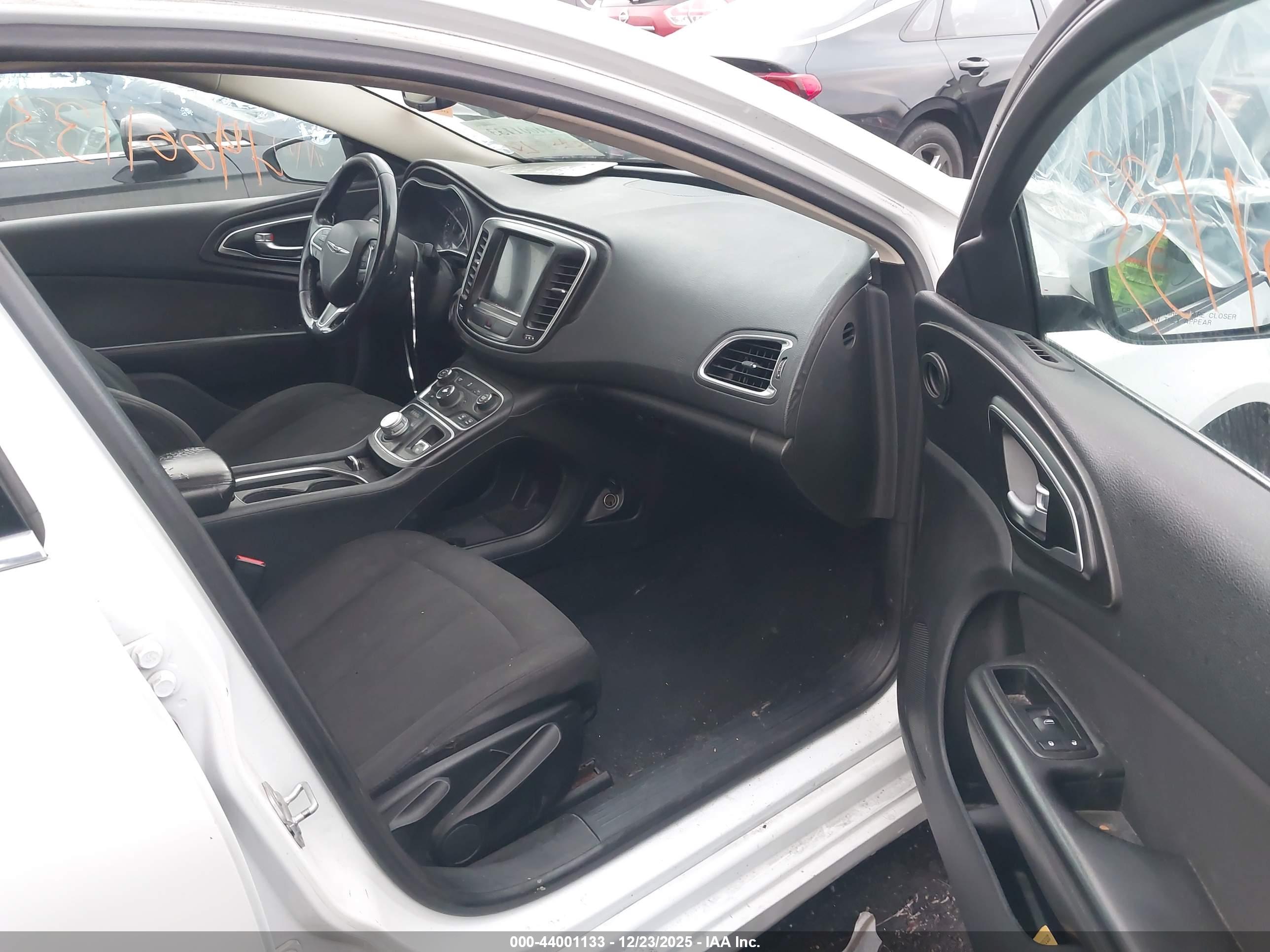 CHRYSLER 200 image 5