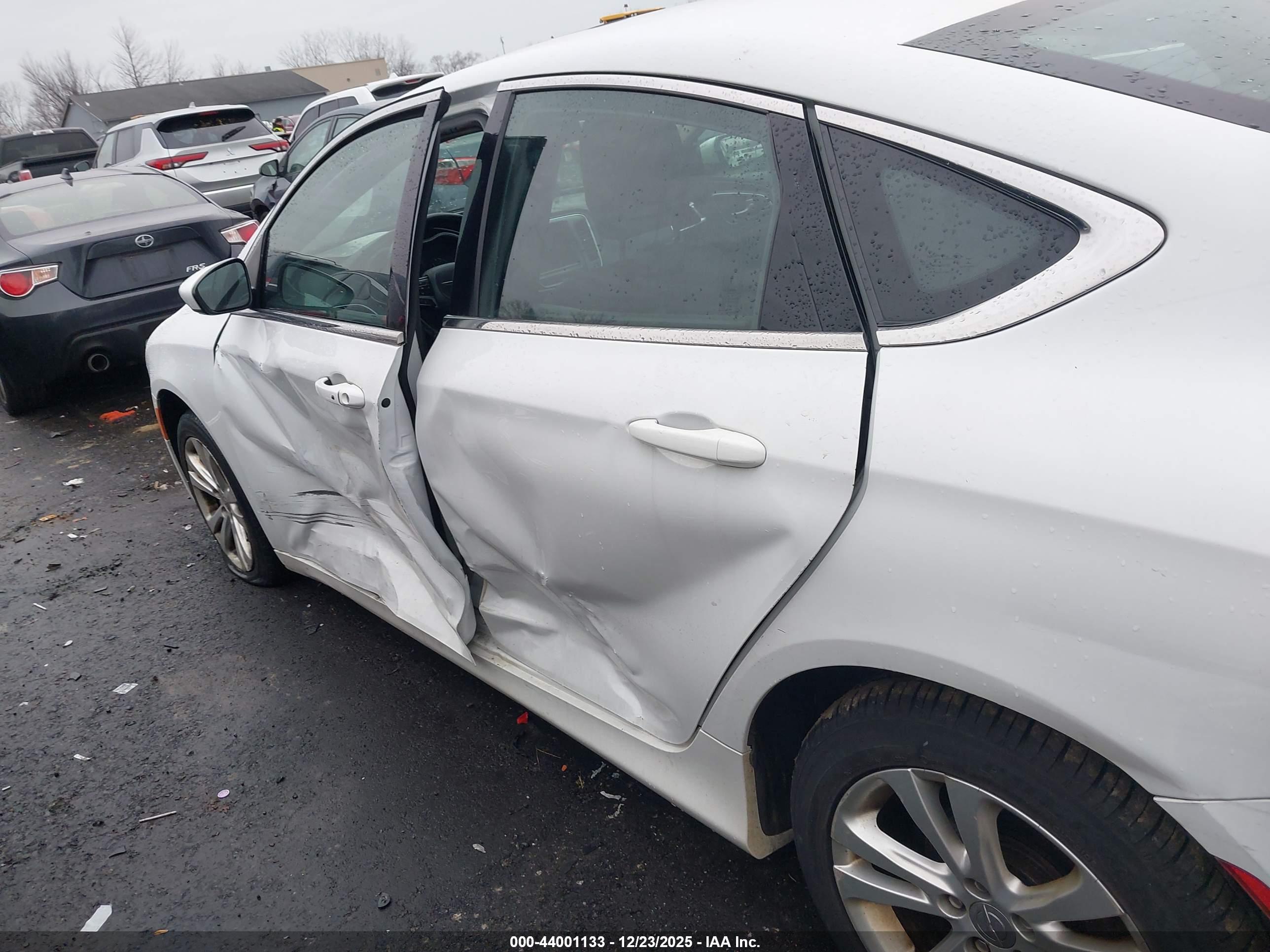 CHRYSLER 200 image 6