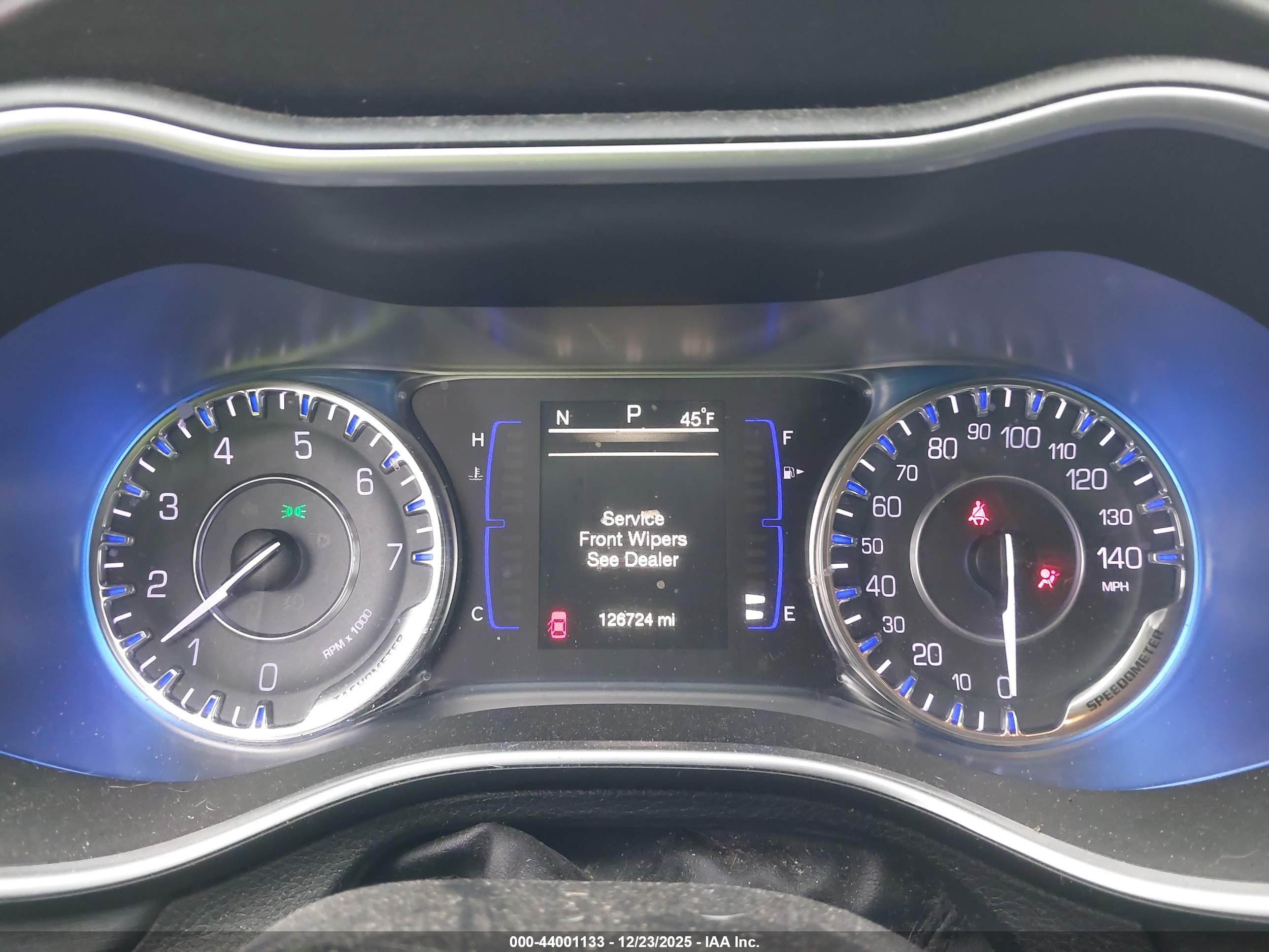 CHRYSLER 200 image 7