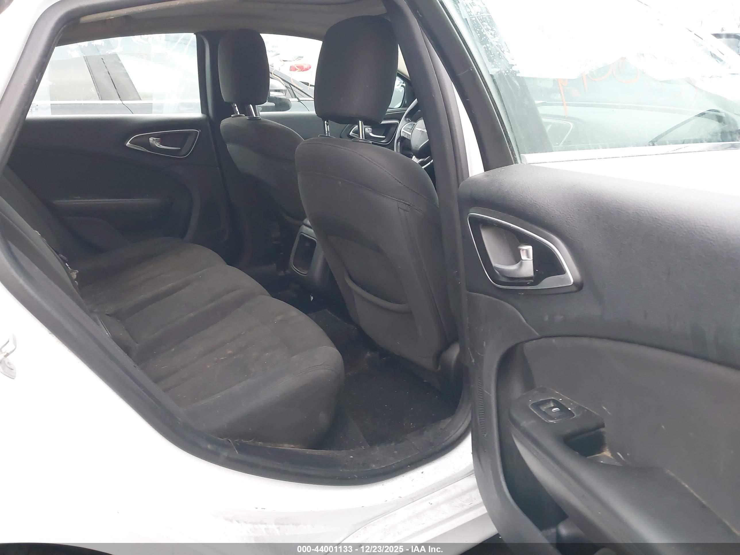 CHRYSLER 200 image 8