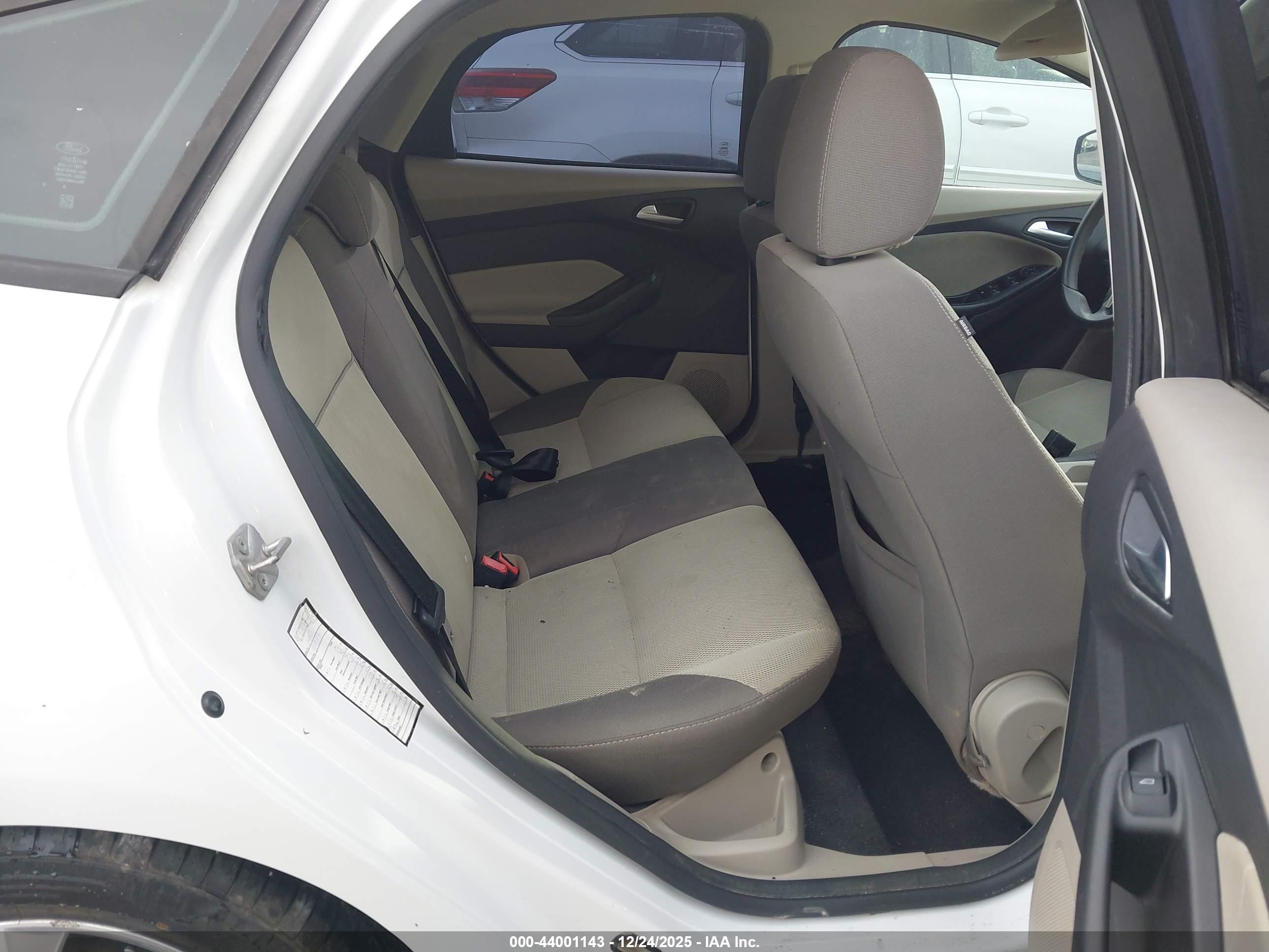 FORD FOCUS image 8