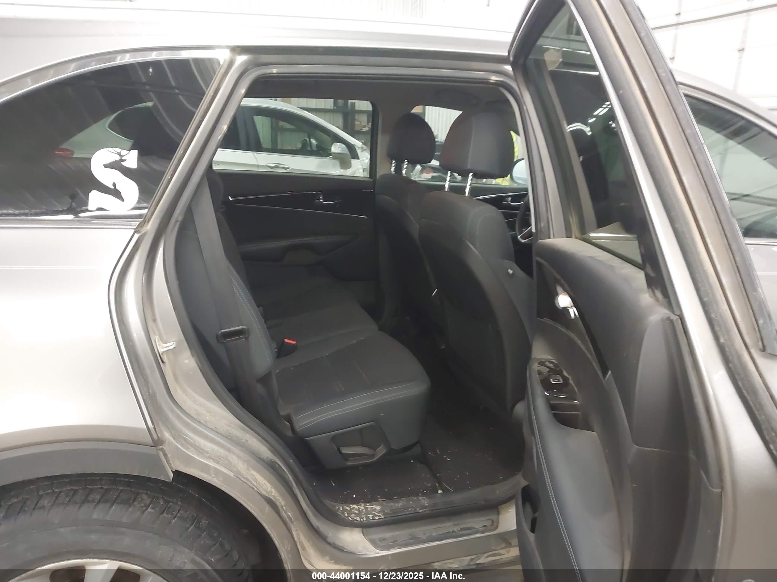 KIA SORENTO image 8