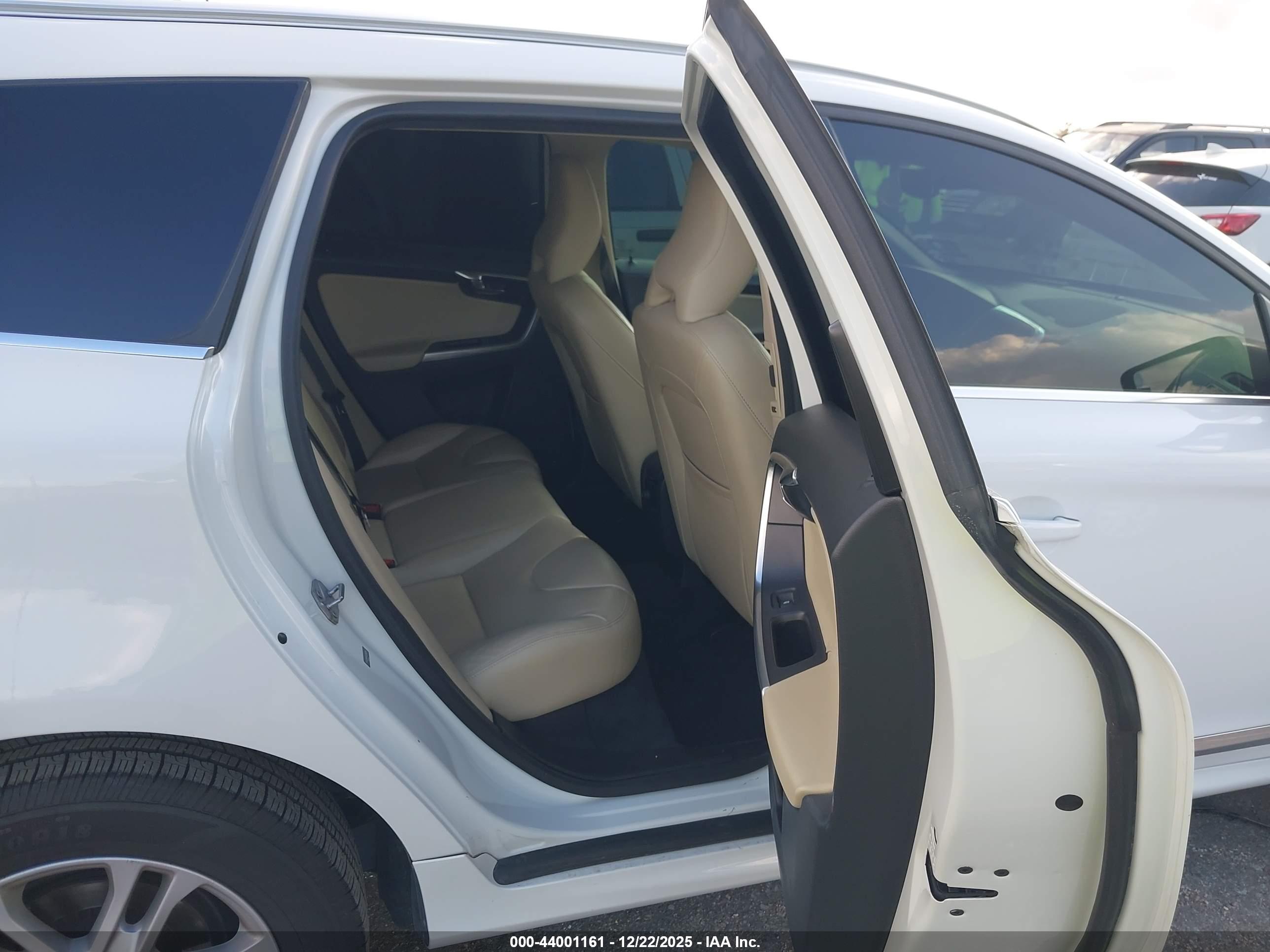 VOLVO XC60 image 8
