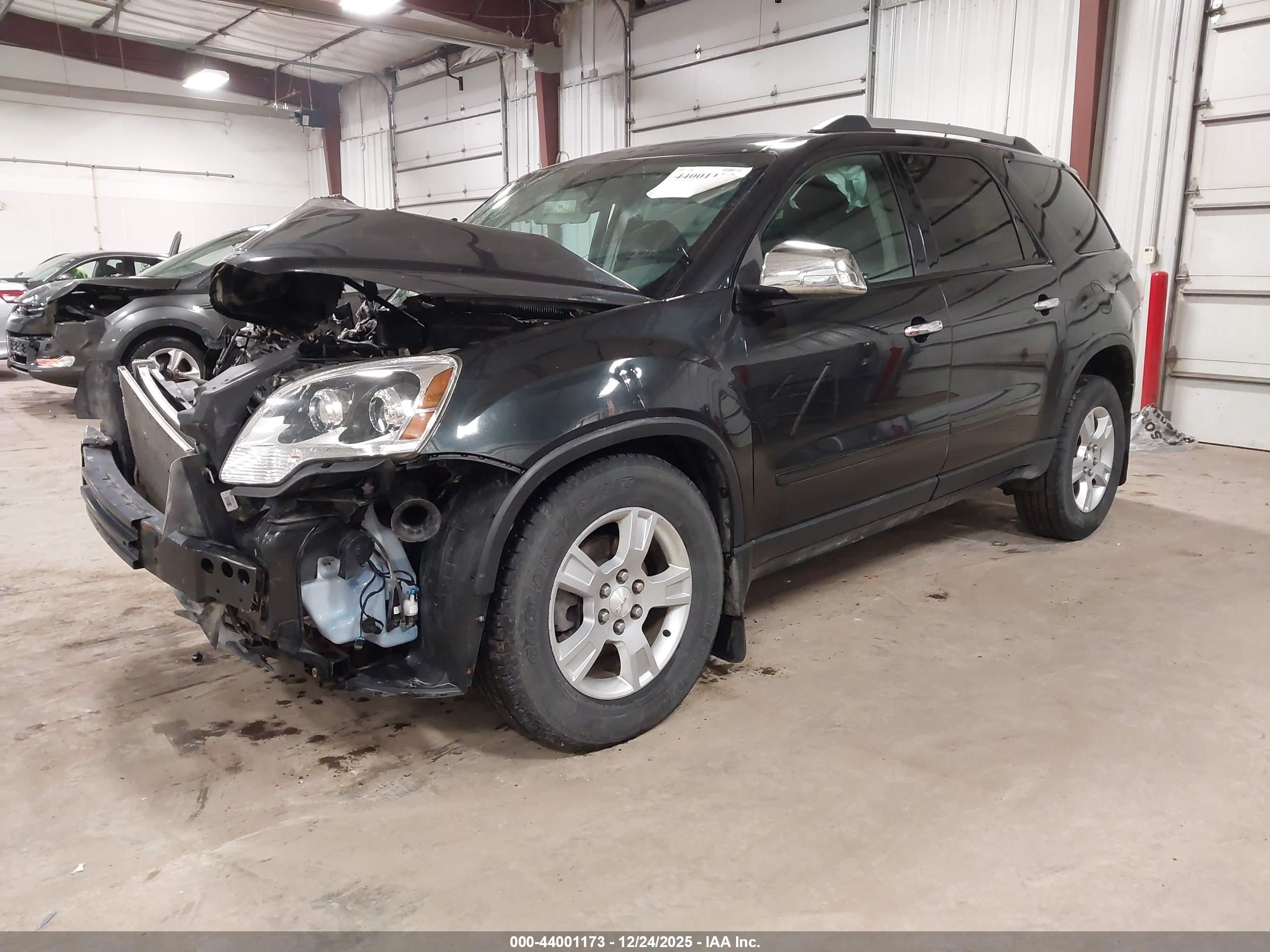 GMC ACADIA image 2