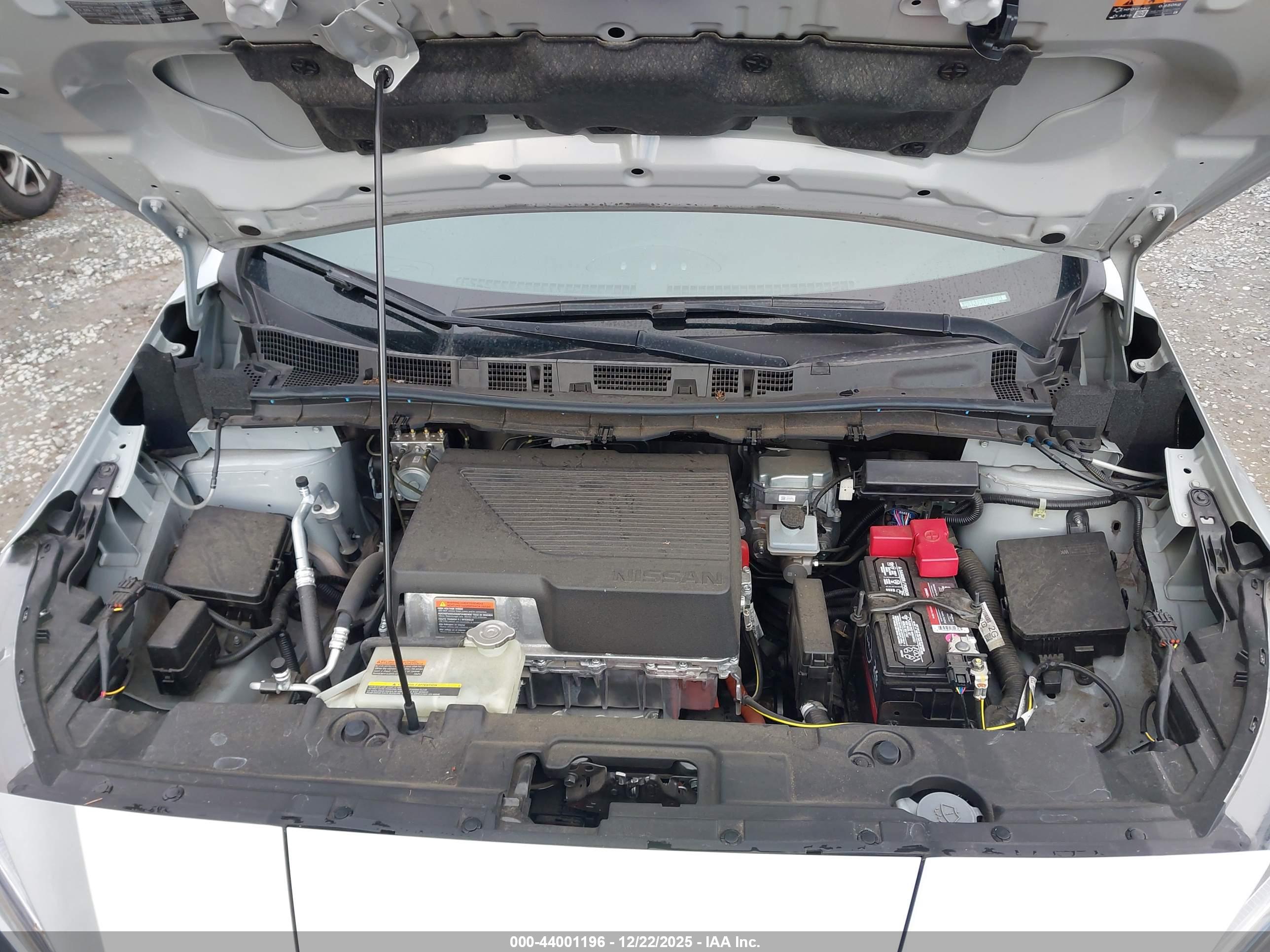 NISSAN LEAF image 10