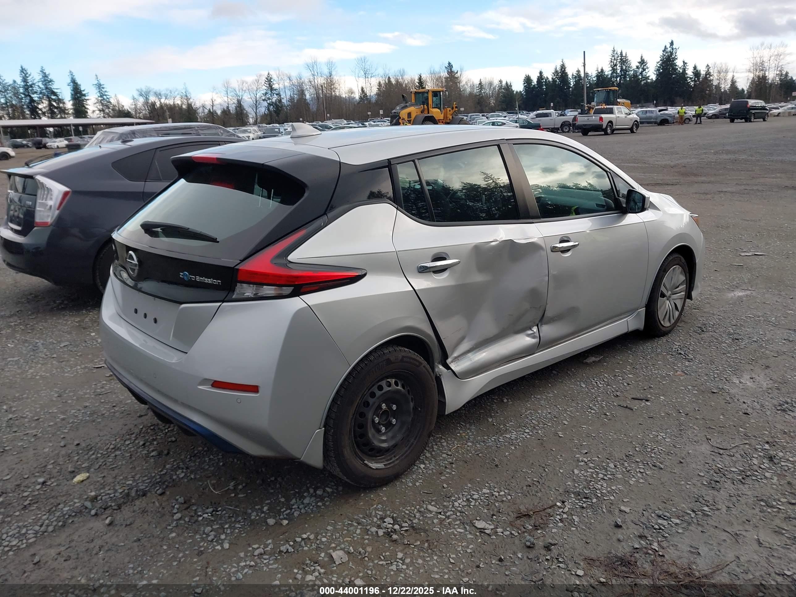 NISSAN LEAF image 4