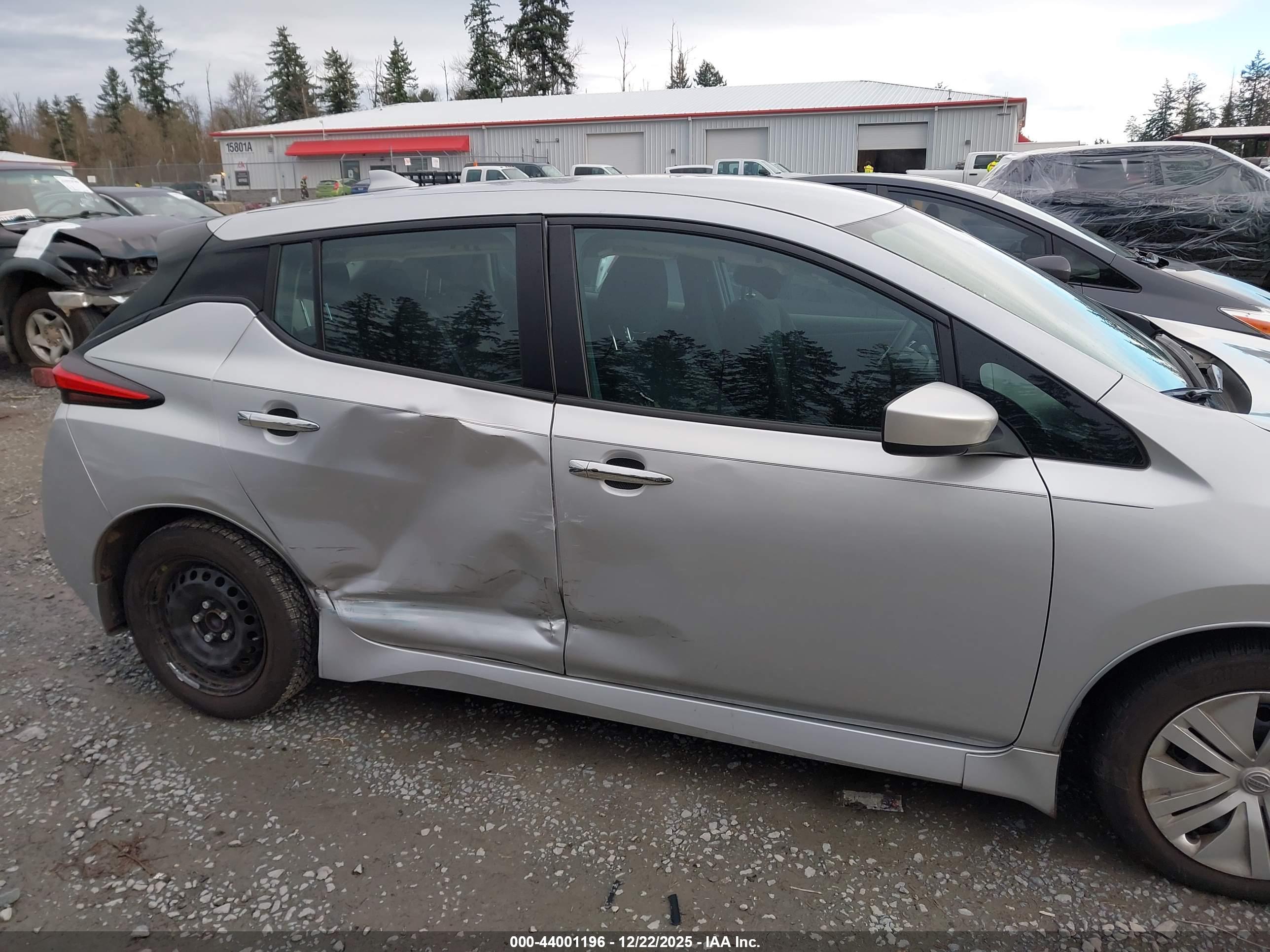 NISSAN LEAF image 6