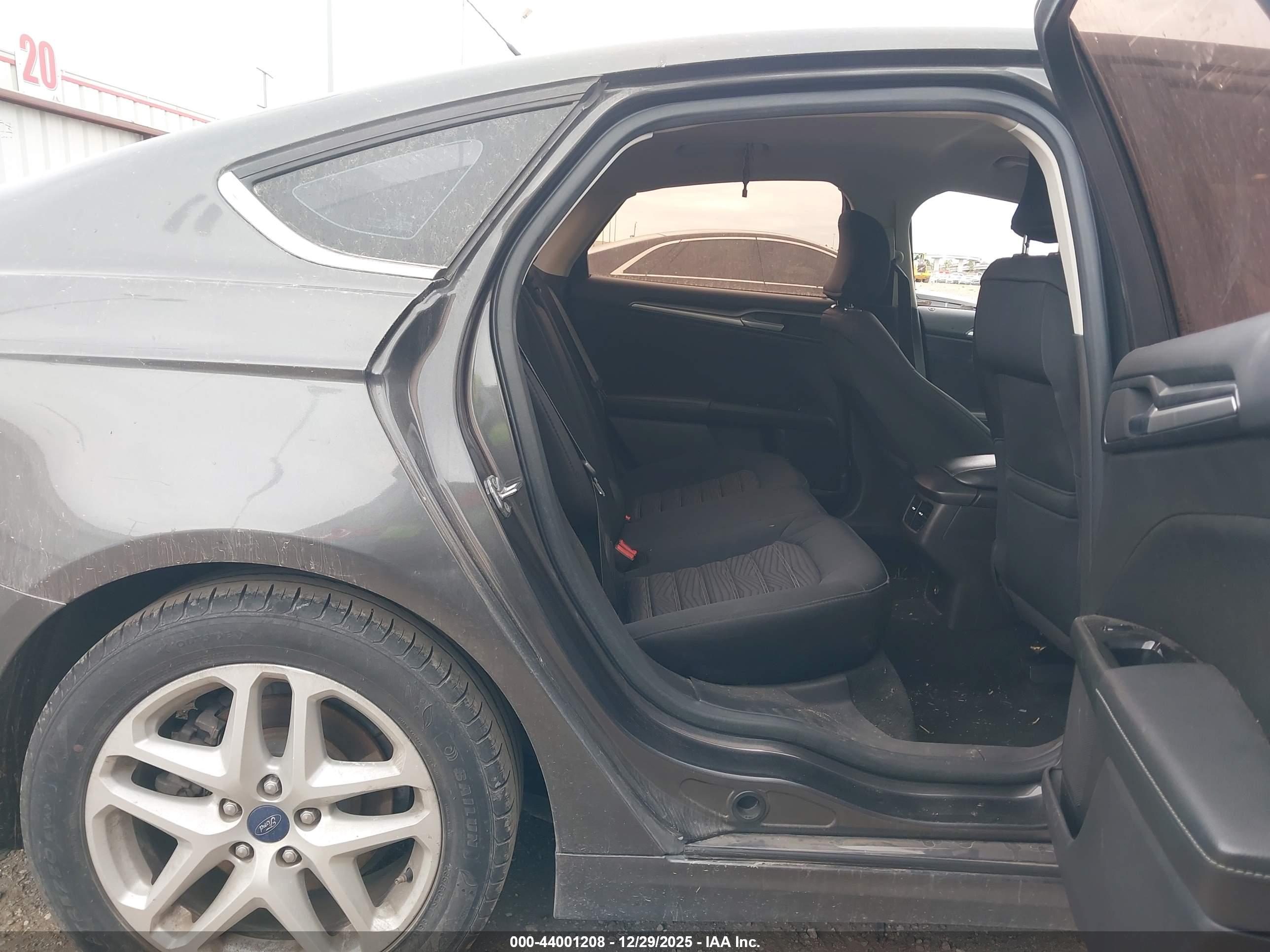 FORD FUSION image 8