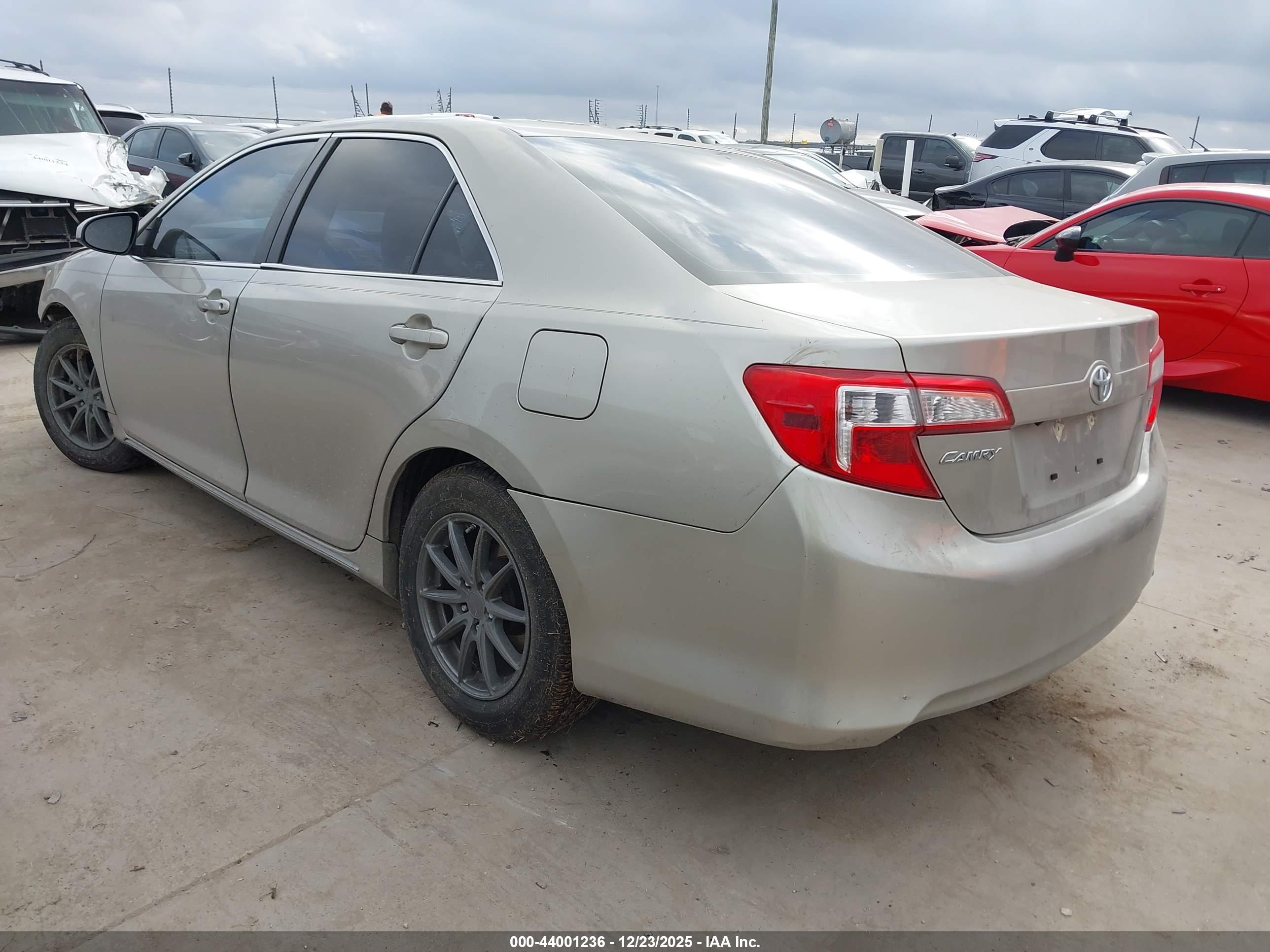 TOYOTA CAMRY image 3